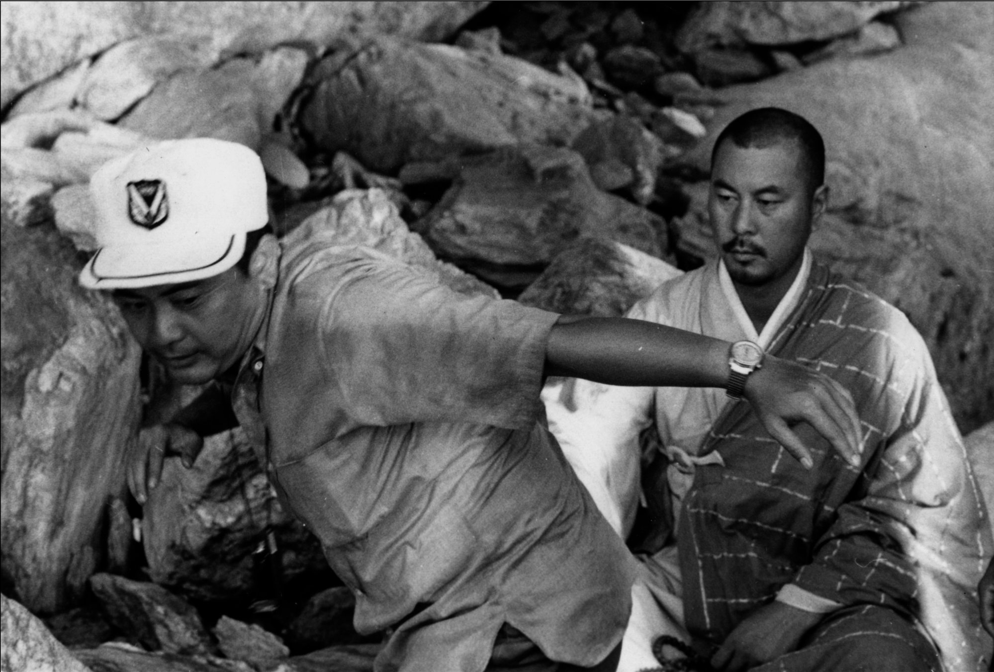 King Hu (trái) và Roy Chiao trong một cảnh quay từ “The King of Wuxia”. Ảnh: Tài liệu phát tay