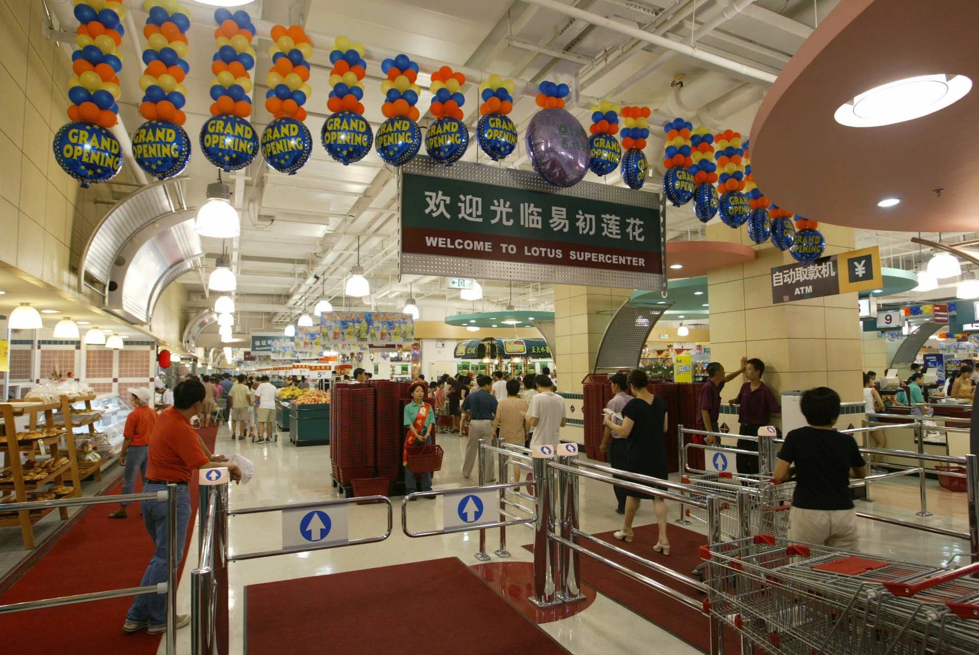 The Lotus Supermarket in the CP Group’s Super Brand Mall at Shanghai’s Lujiazui district on 2 August, 2002. The Chinese name of the supermarket chain is a tribute to the Thai conglomerate’s founder Chia Ek Chor. Photo: Mark Ralston.