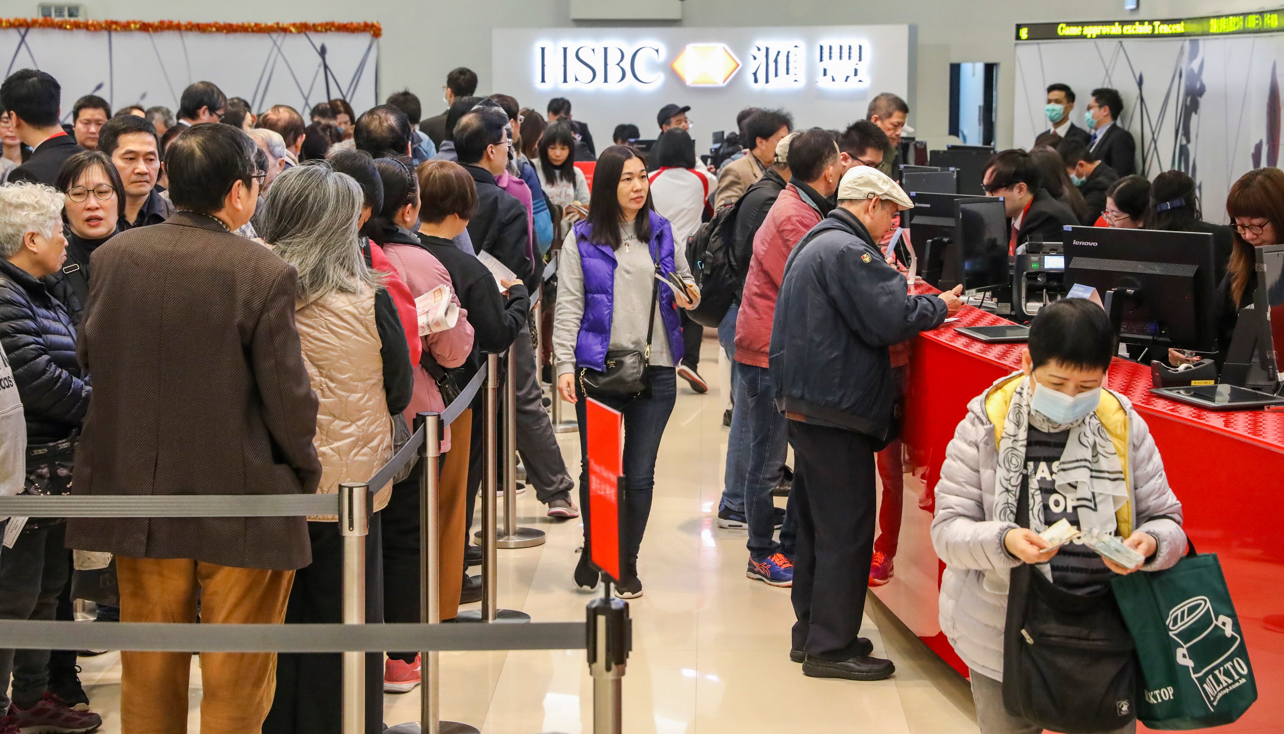 Hong Kong residents queued for new banknotes for Chinese New Year (CNY) red packets at the HSBC branch in Mong Kok on 23 January 2019. Photo: K. Y. Cheng