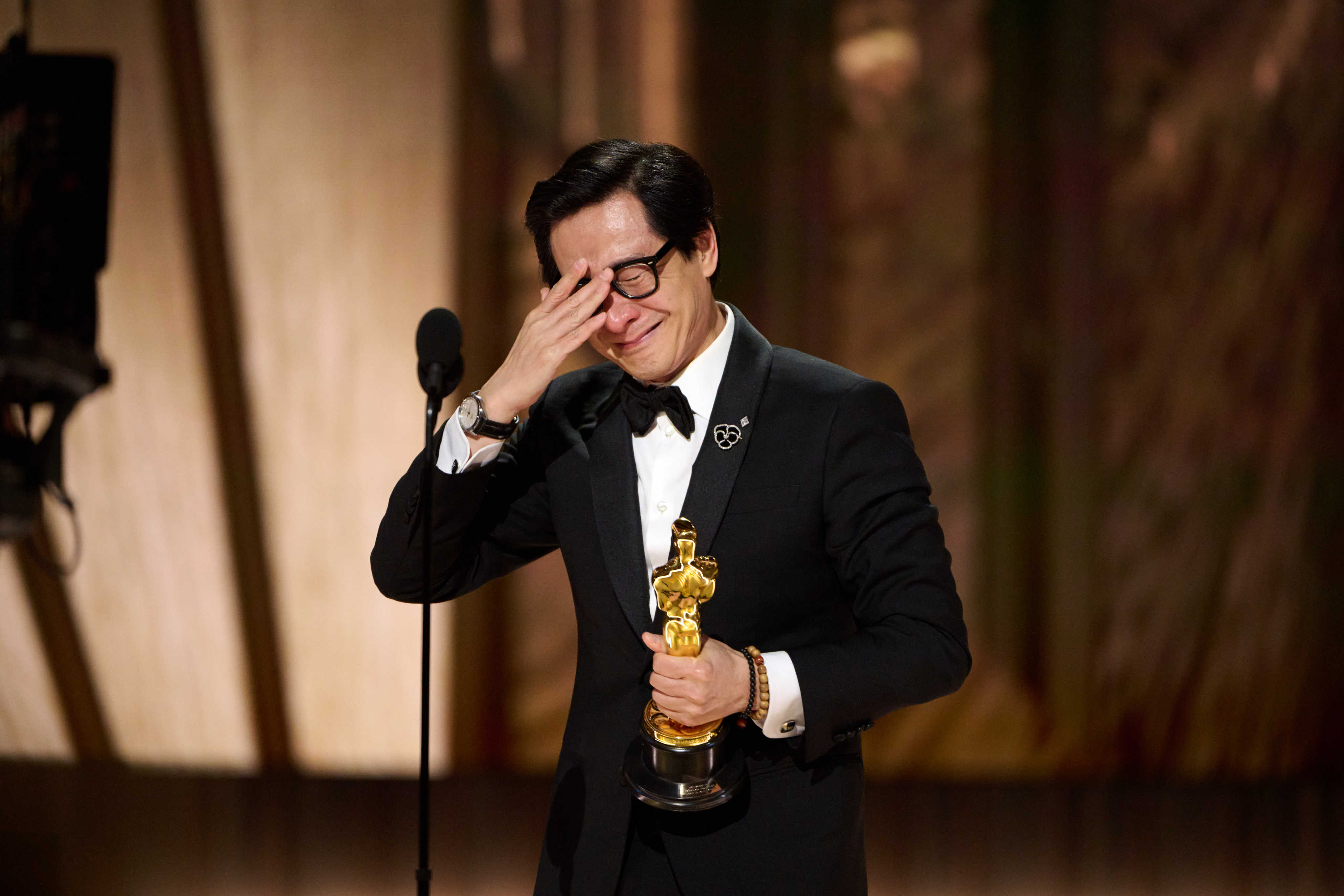 Ke Huy Quan accepts the award for best performance by an actor in a supporting role for “Everything Everywhere All at Once” at the 95th Academy Awards. Photo: dpa