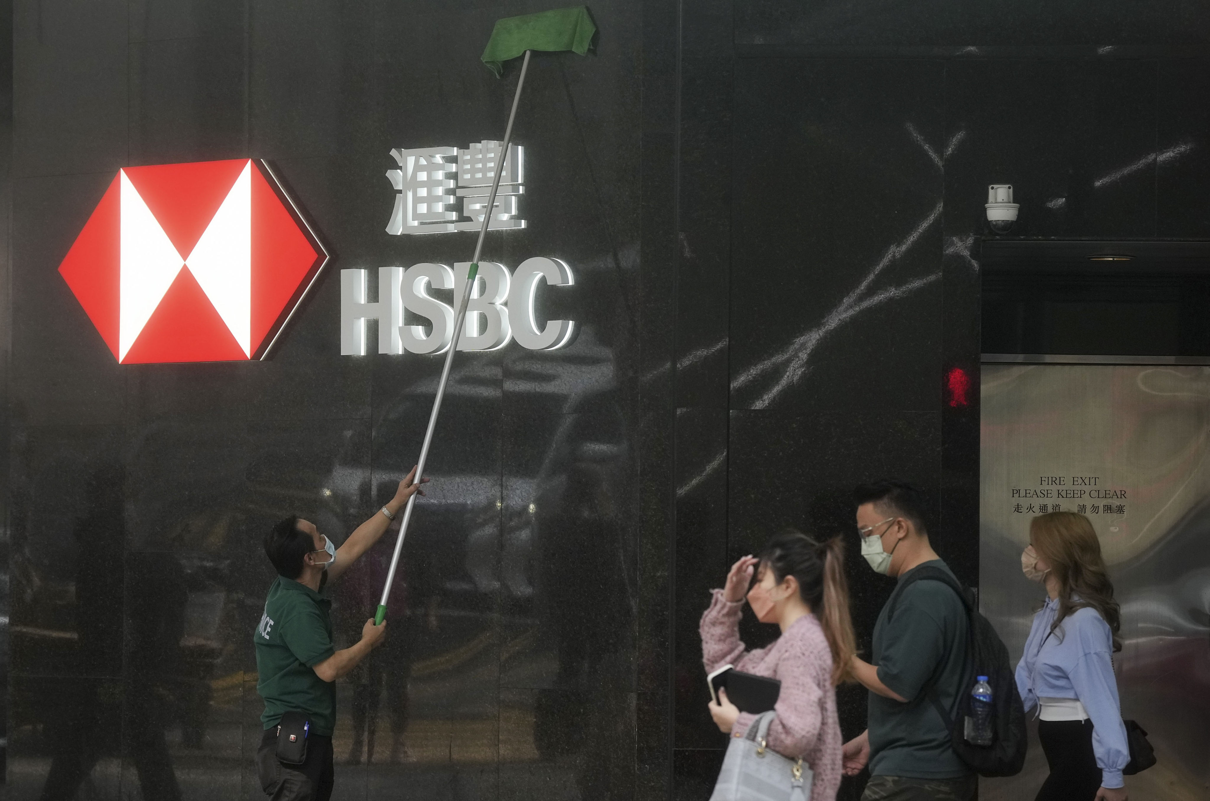 Pedestrians walk past a HSBC branch on Pedder street in Central. Photo: Elson Li