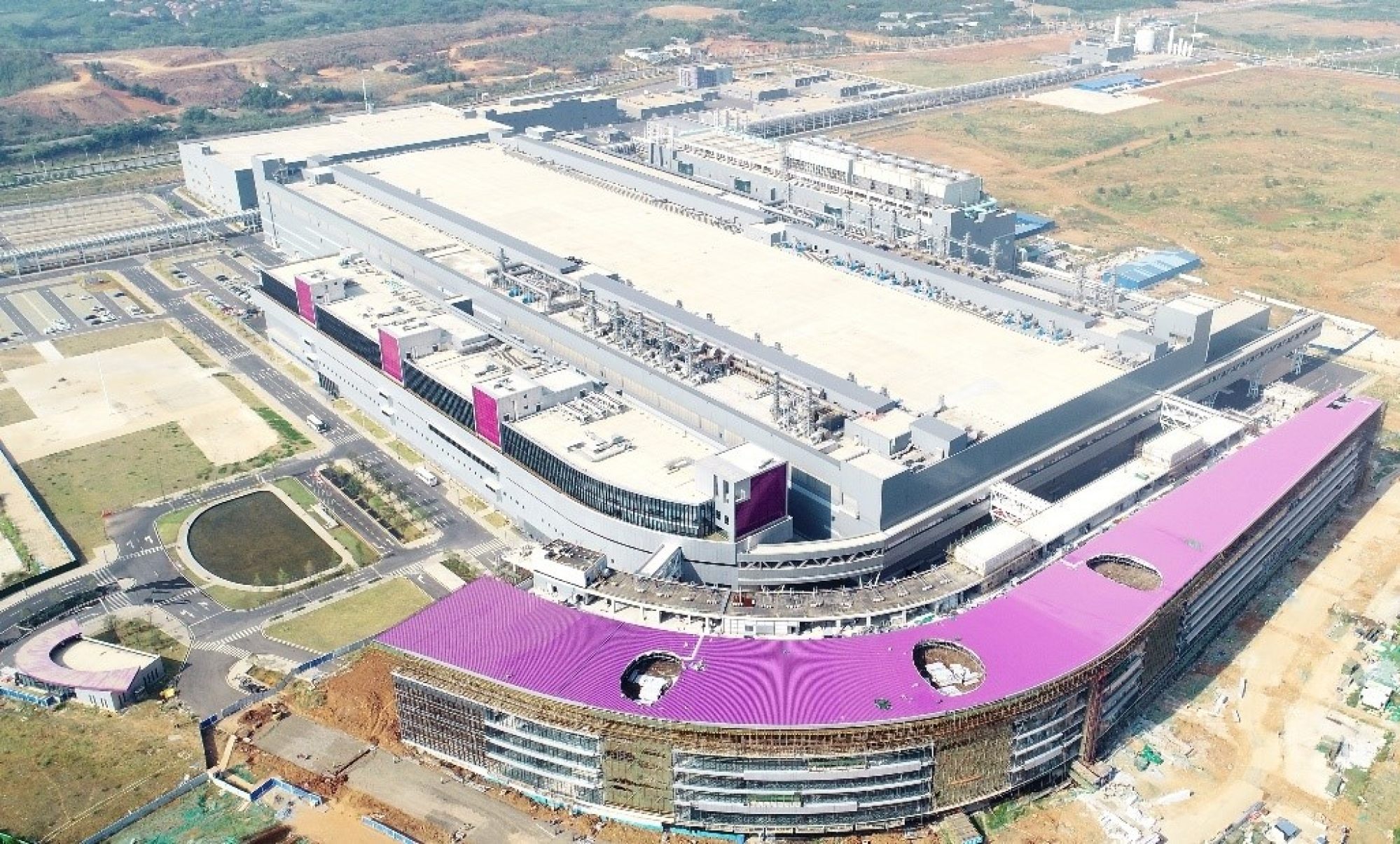 A bird’s-eye view of chip maker Yangtze Memory Technologies Co’s headquarters and main manufacturing complex in Wuhan, capital of central Hubei province. Photo: Handout