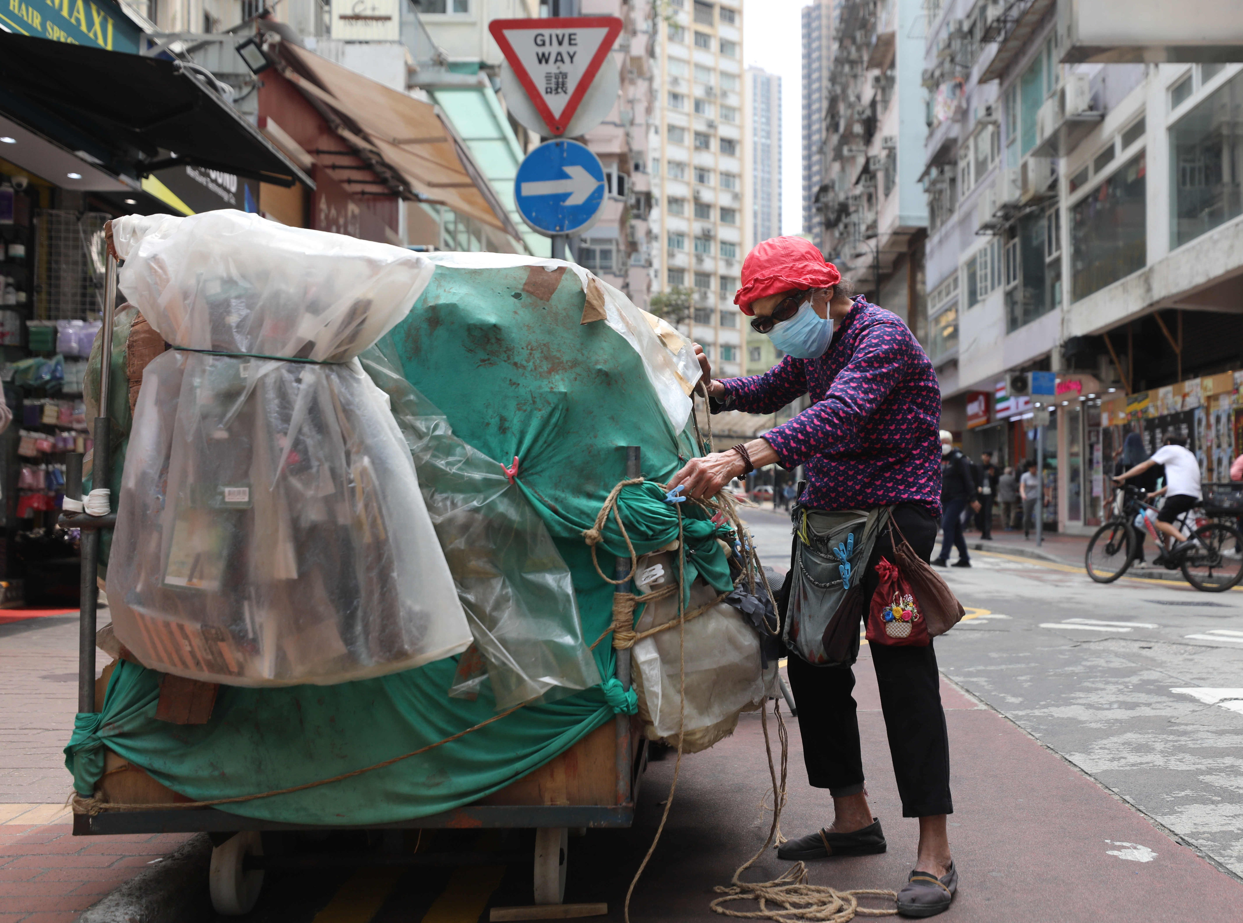 Au Yuk-hoo, 81, sells socks and stockings in Causeway Bay. Photo: Xiaomei Chen