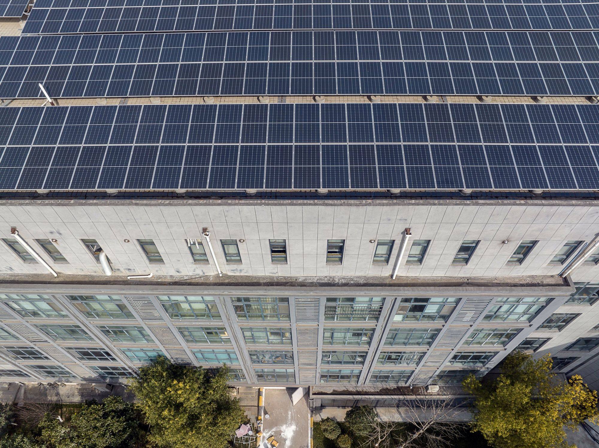 Solar panels are seen on the rooftop of an office building in Xian, China, on March 2. As a global market leader, China’s solar power generation industry can provide important support for achieving the transition to renewable energy. Photo: Bloomberg