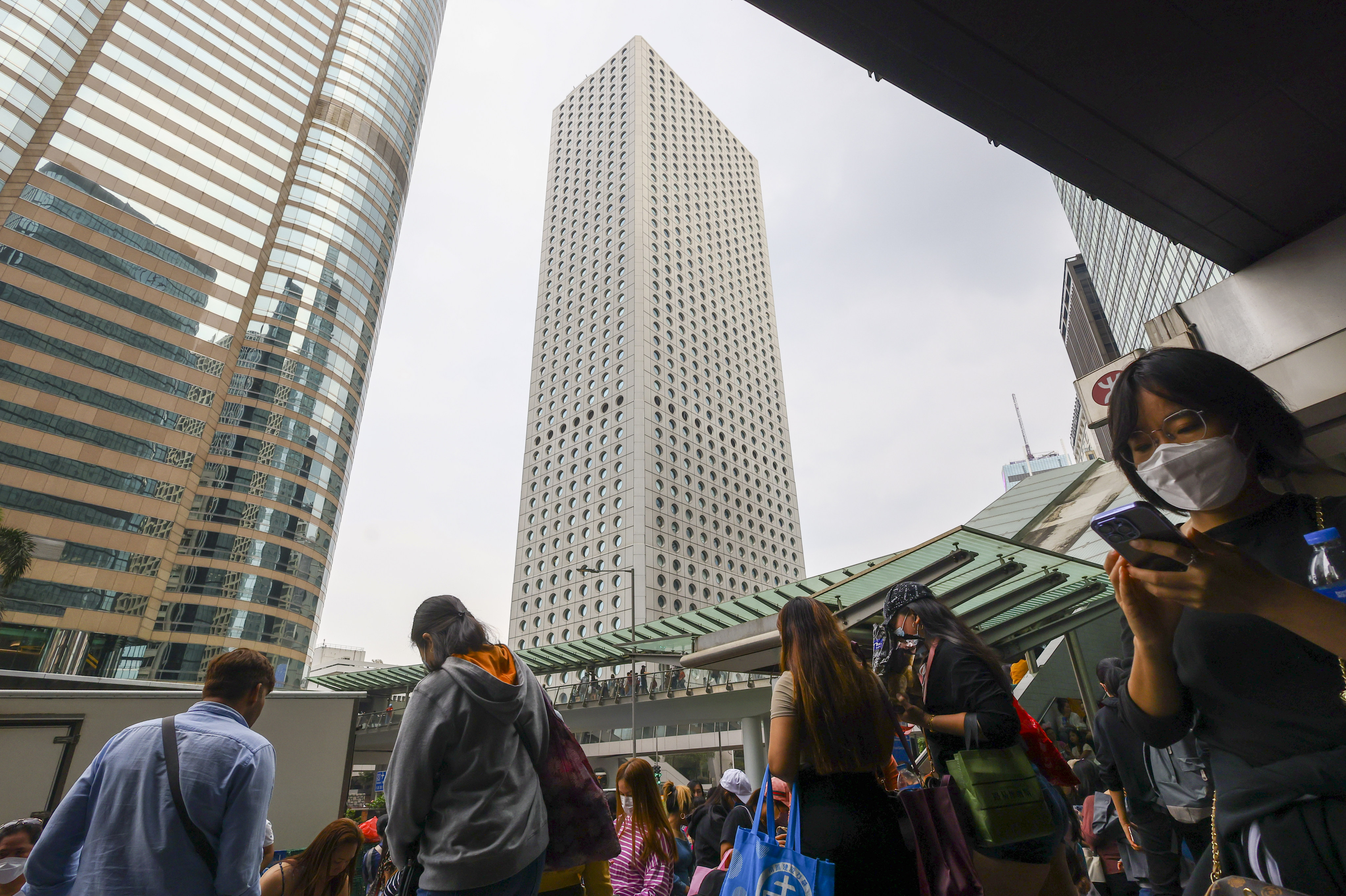 People check their phones at the Silicon Valley Bank’s Hong Kong office at Jardine House in Central on March 12. Photo: Dickson Lee