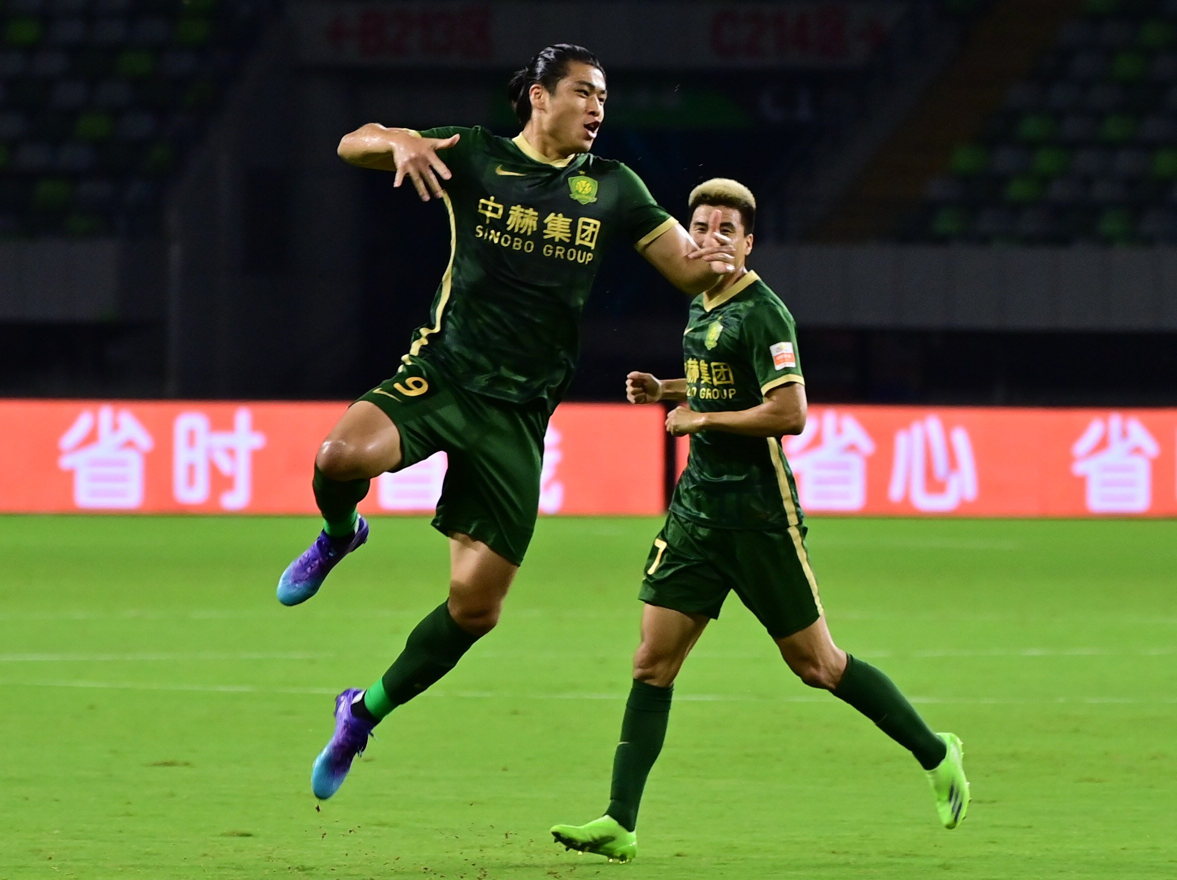 Zhang Yuning (left) of Beijing Guoan celebrates scoring during a 2022 Chinese Super League (CSL) match against Meizhou Hakka. Photo: Xinhua