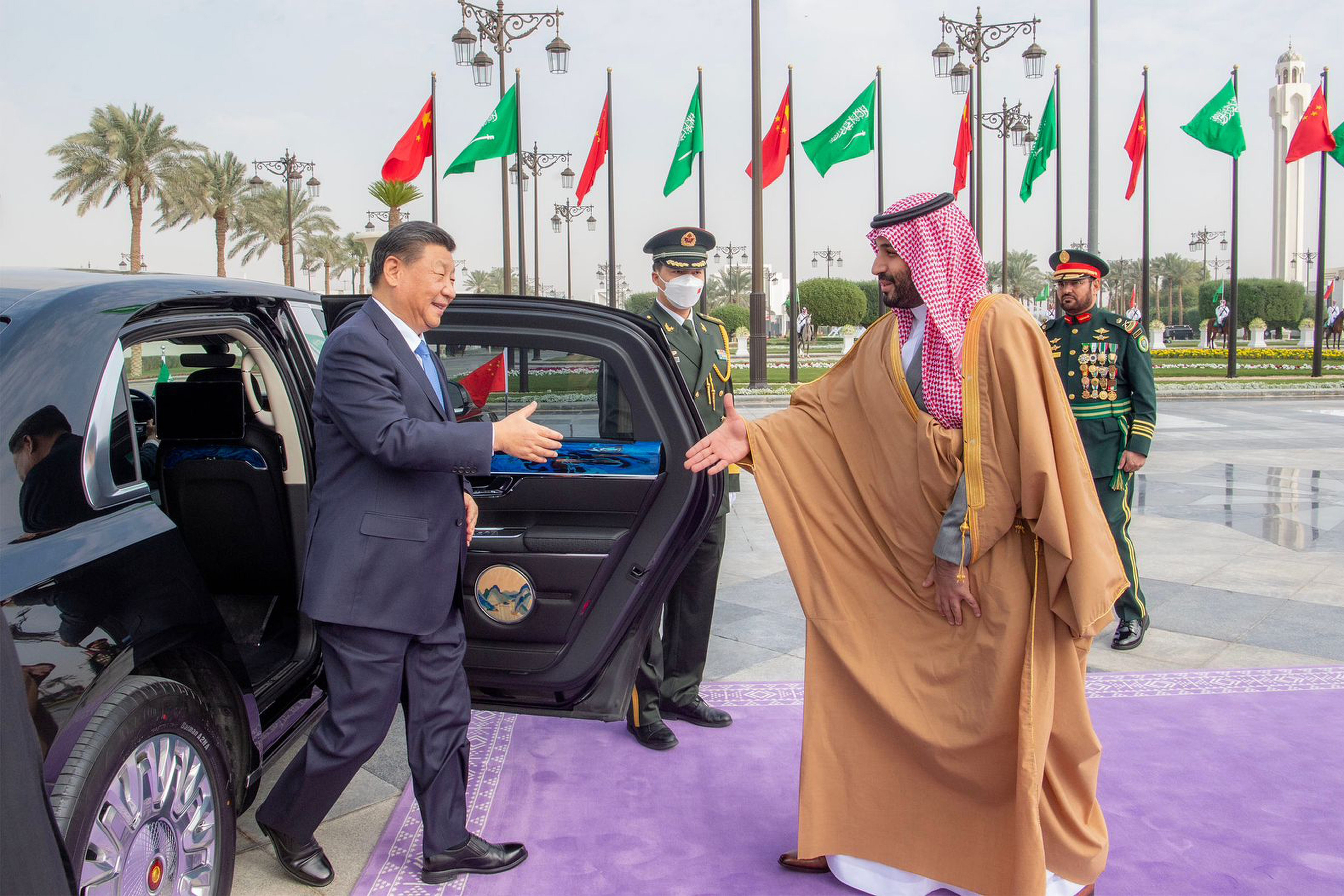 Chinese President Xi Jinping (left) shakes hands with Saudi Crown Prince and Prime Minister Mohammed bin Salman outside the al-Yamama Palace, in Riyadh, Saudi Arabia, on December 8, 2022. Photo: Saudi Press Agency/ AP