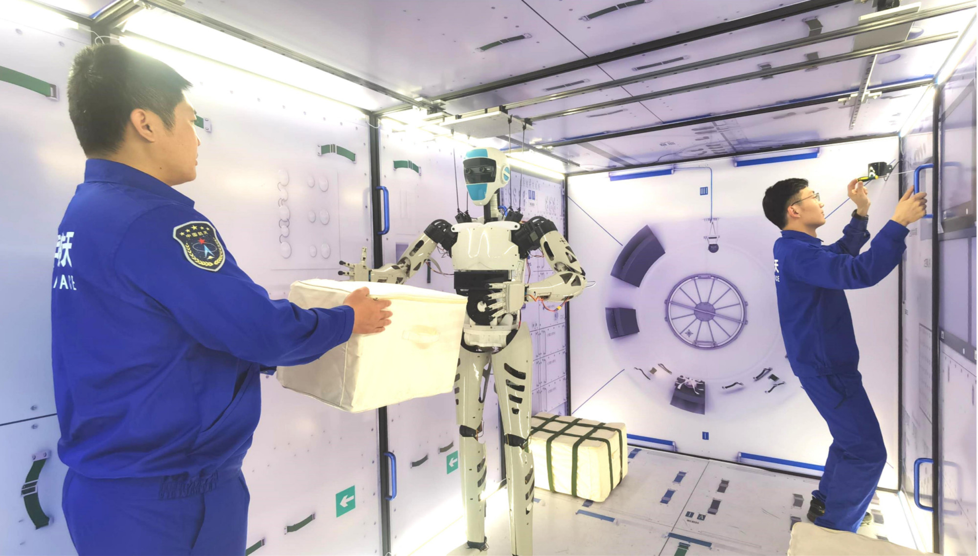 Taikobot ajuda os astronautas a transportar cargas. Foto: Zhang Qi