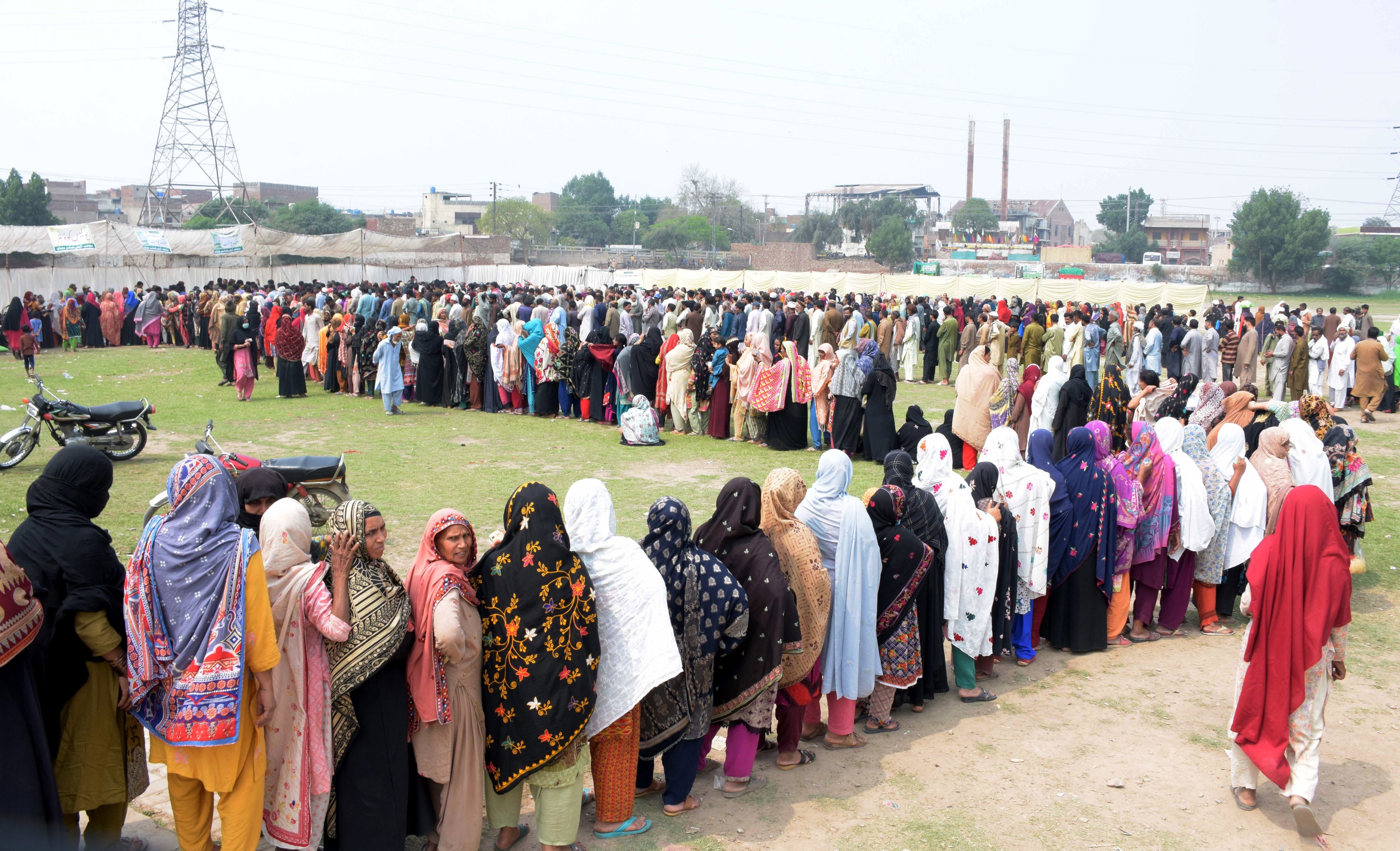 People queue up to receive free flour in Pakistan. A stampede that killed 11 people was the deadliest at Ramadan food distribution points since the start of the Islamic holy month of fasting. Photo: EPA-EFE