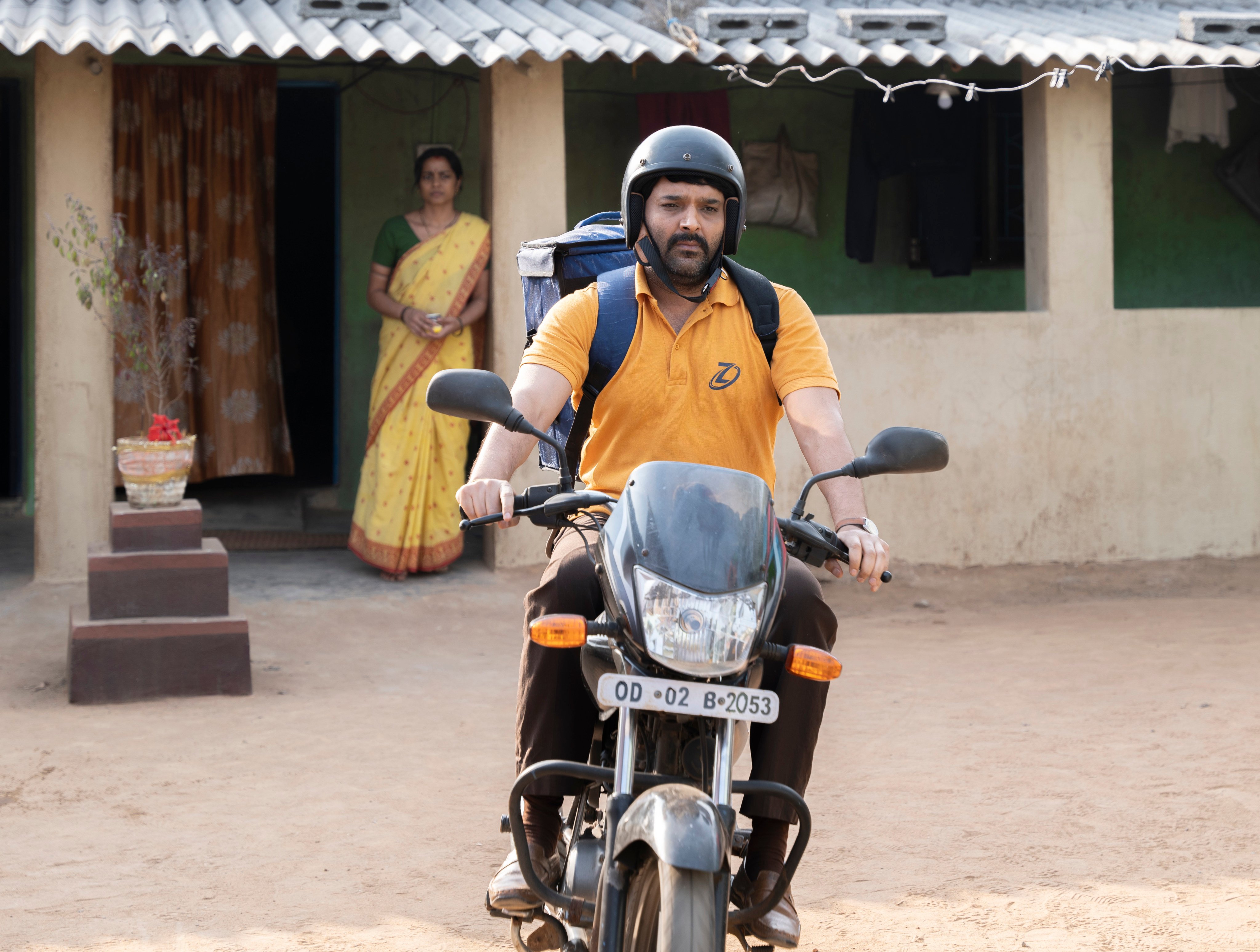 Actor Kapil Sharma as Manas Singh, a food delivery rider, in the film “Zwigato”. Photo: Nandita Das