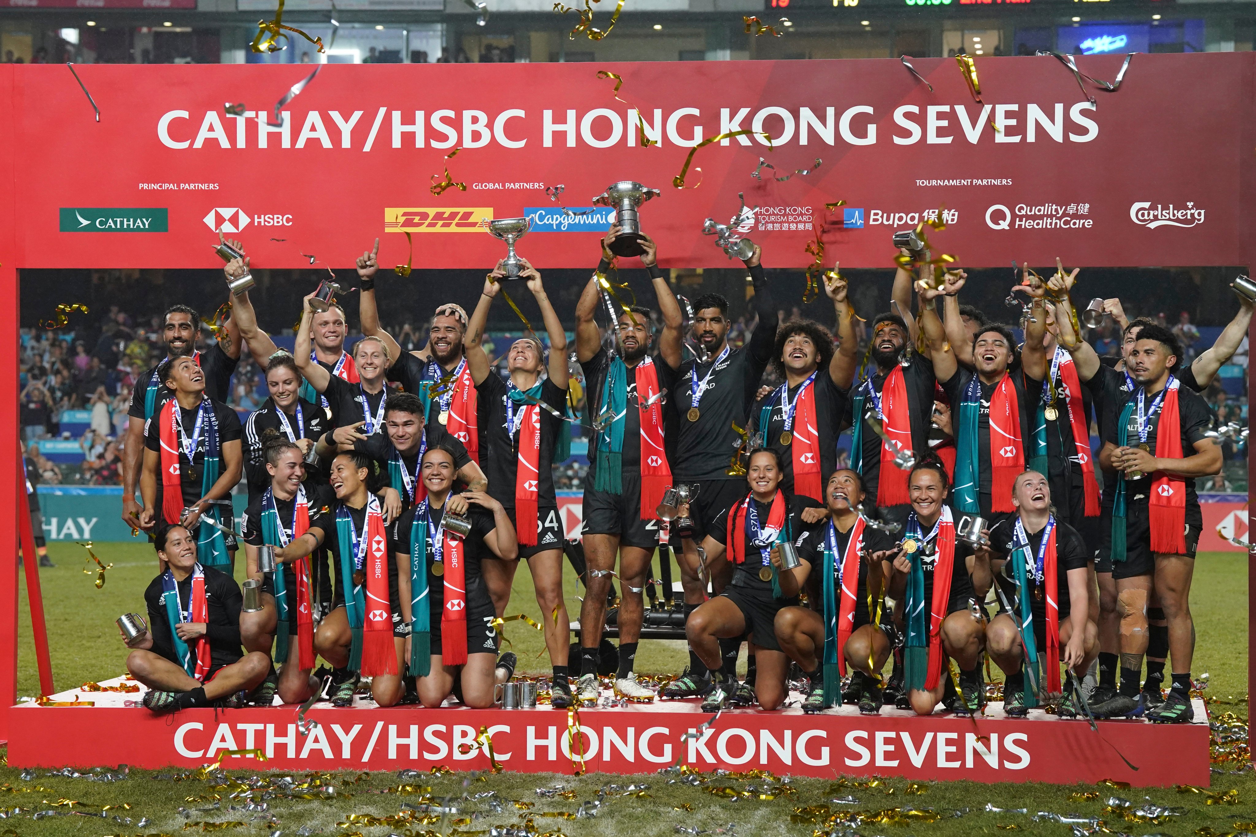 The men’s and women’s New Zealand rugby sevens teams celebrate after victory at the 2023 Hong Kong Sevens. Photo: Elson Li