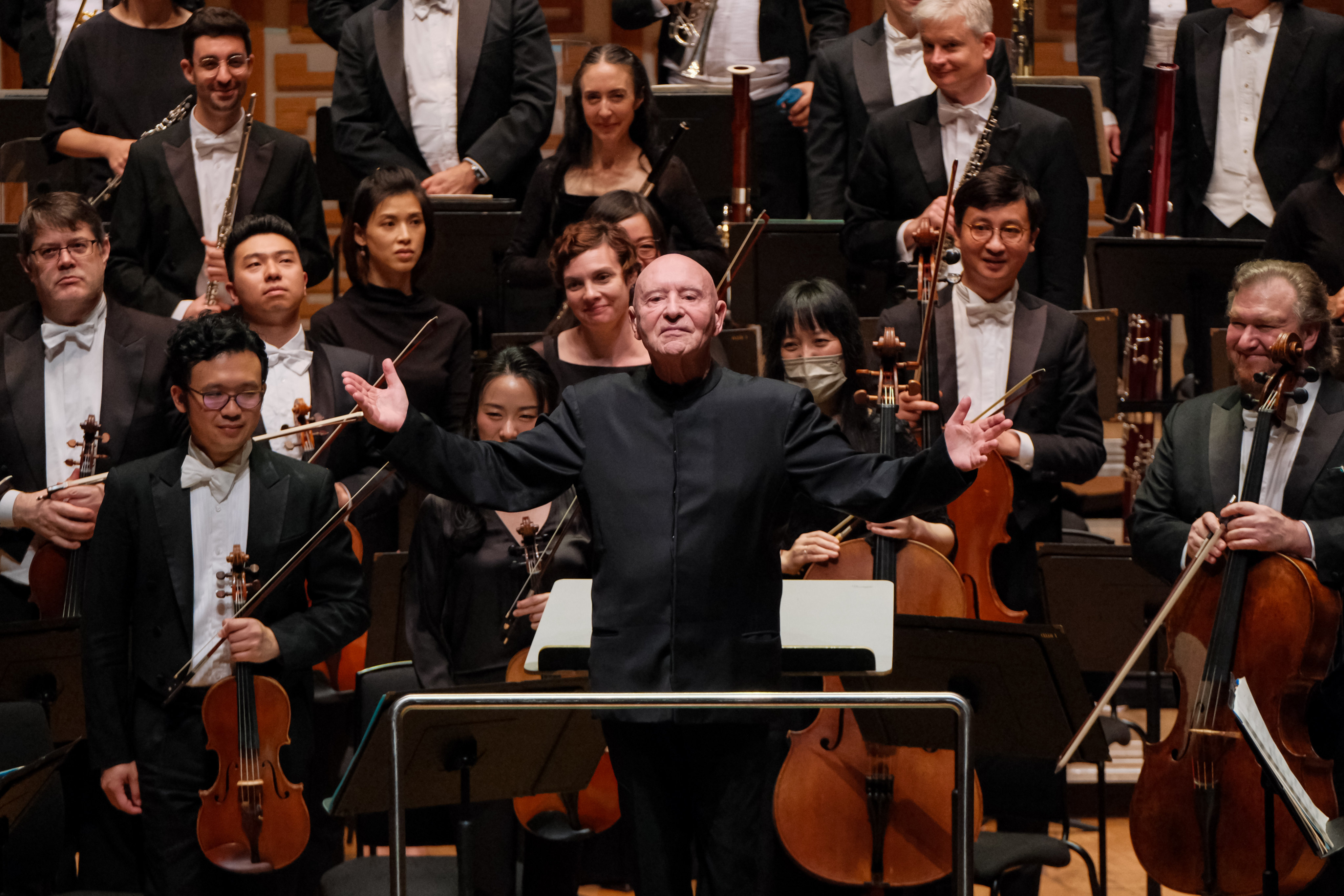 Christoph Eschenbach and the Hong Kong Philharmonic Orchestra receive the applause of the audience at the Hong Kong Cultural Centre Concert Hall on March 31 after their performance of Anton Bruckner’s Symphony No 4. Photo: HK Phil/Ka Lam