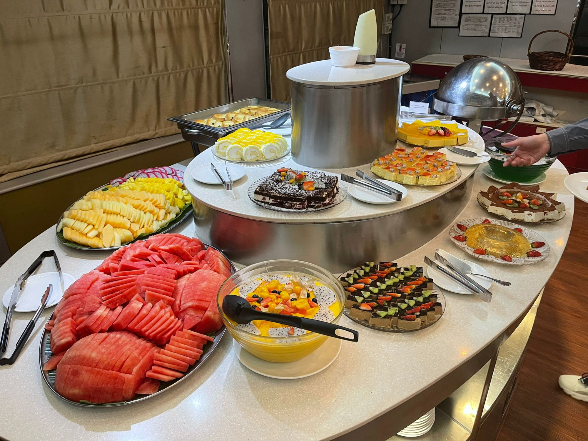 Crab, abalone and roasted duck Hong Kong dining cruises whet appetites