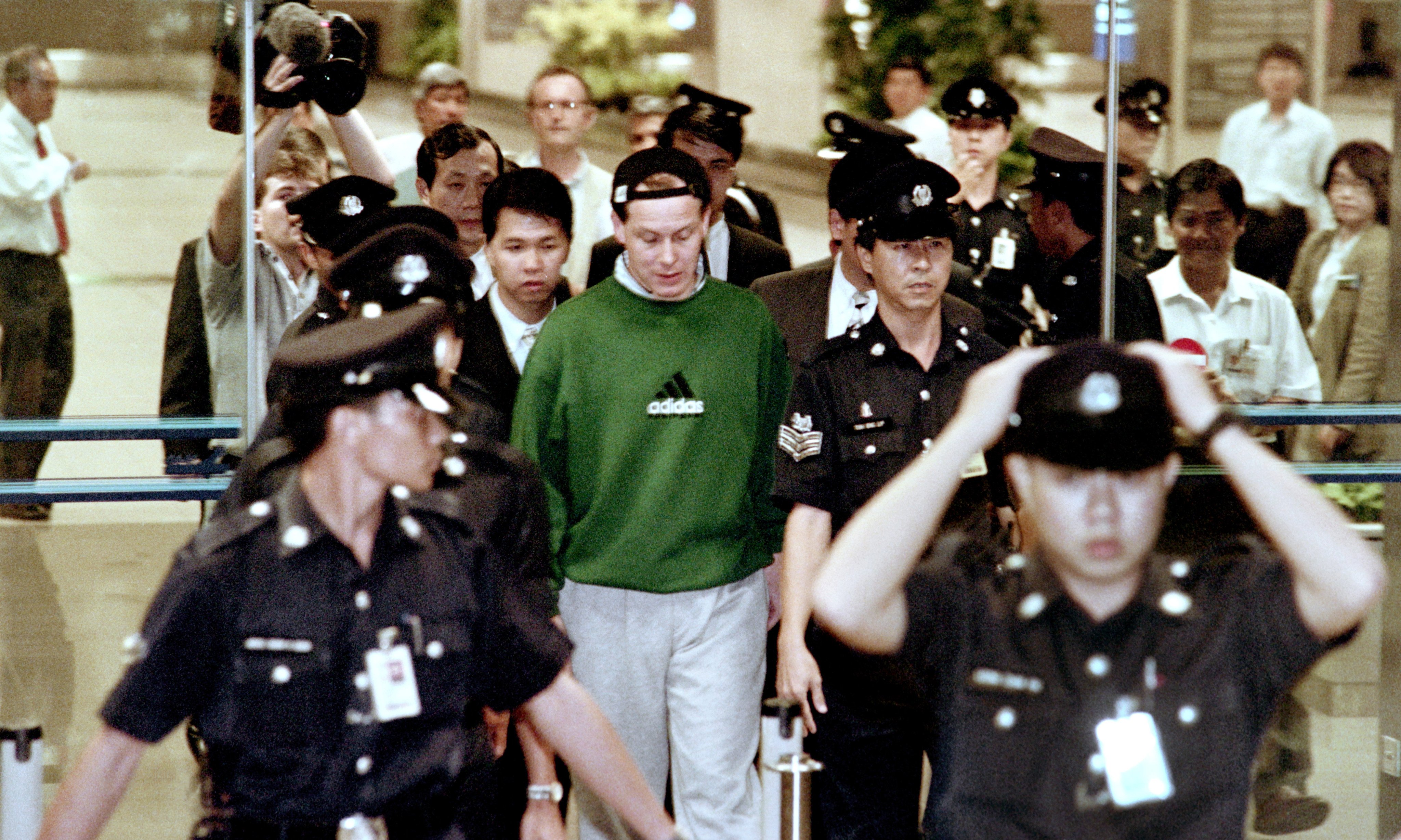 Rogue trader Nick Leeson arrives at Singapore’s Changi airport on November 23, 1995, after being expelled by Germany to stand trial on charges of fraud and forgery over the collapse of Barings Bank, Britain’s oldest merchant bank. Photo: AFP