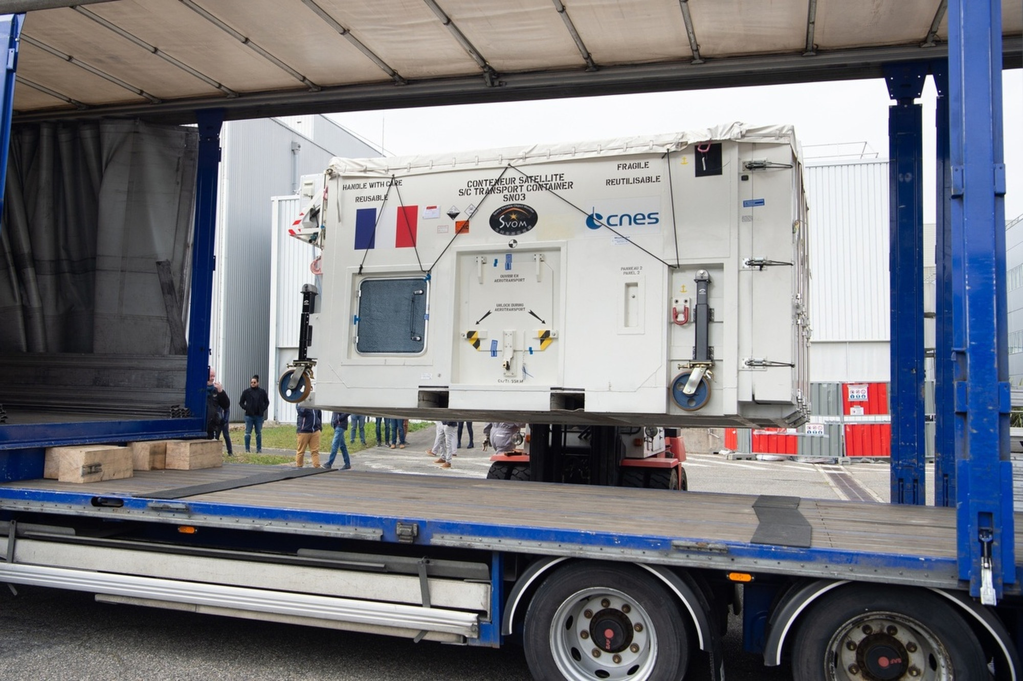 Os instrumentos de fabricação francesa que serão utilizados no SVOM partiram de Toulouse com destino a Xangai.
