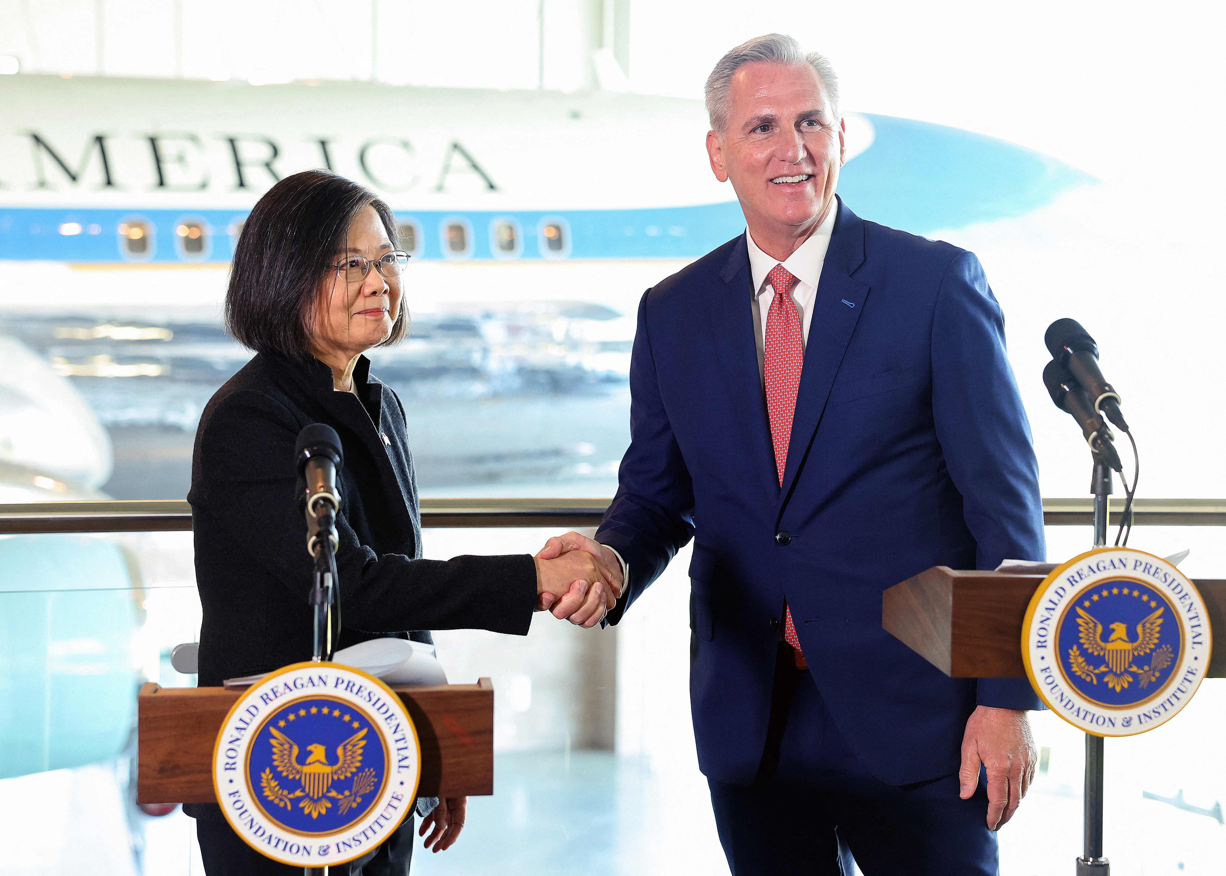 US Speaker of the House Kevin McCarthy and Taiwanese President Tsai Ing-wen shake hands after making statements to the press on April 5, 2023 in Simi Valley, California. Photo: Getty Images via AFP