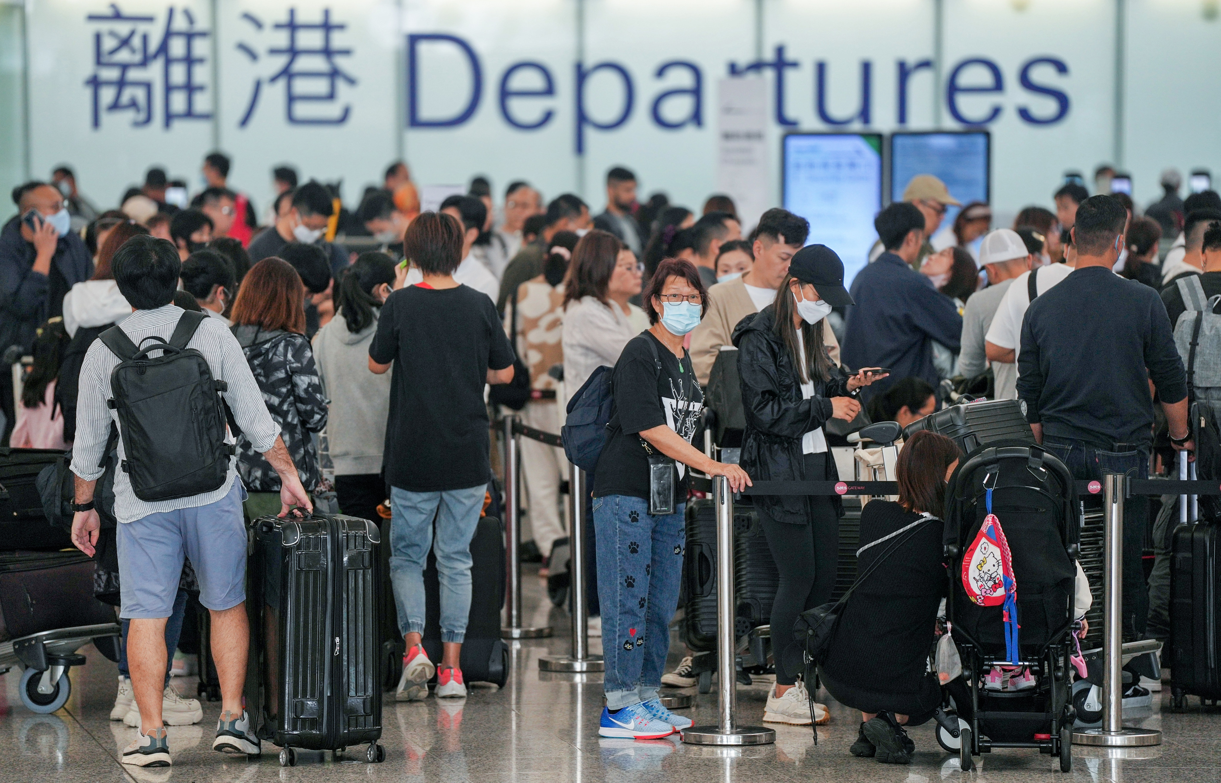 The Hong Kong International Airport is crowded with travellers leaving the city. Photo: Elson Li