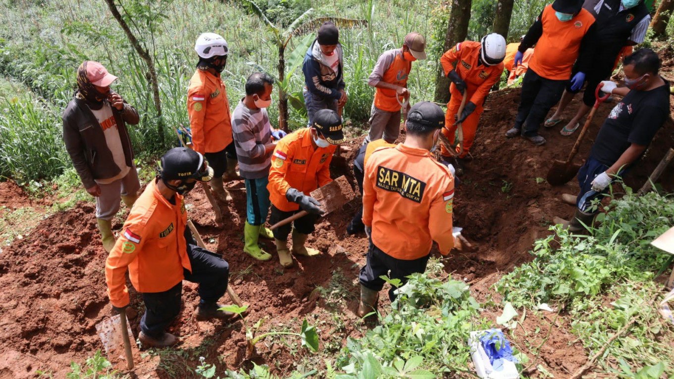 Police in Central Java, Indonesia, investigate a piece of land where 12 bodies were found, near the home of a shaman. Photo: Central Java police