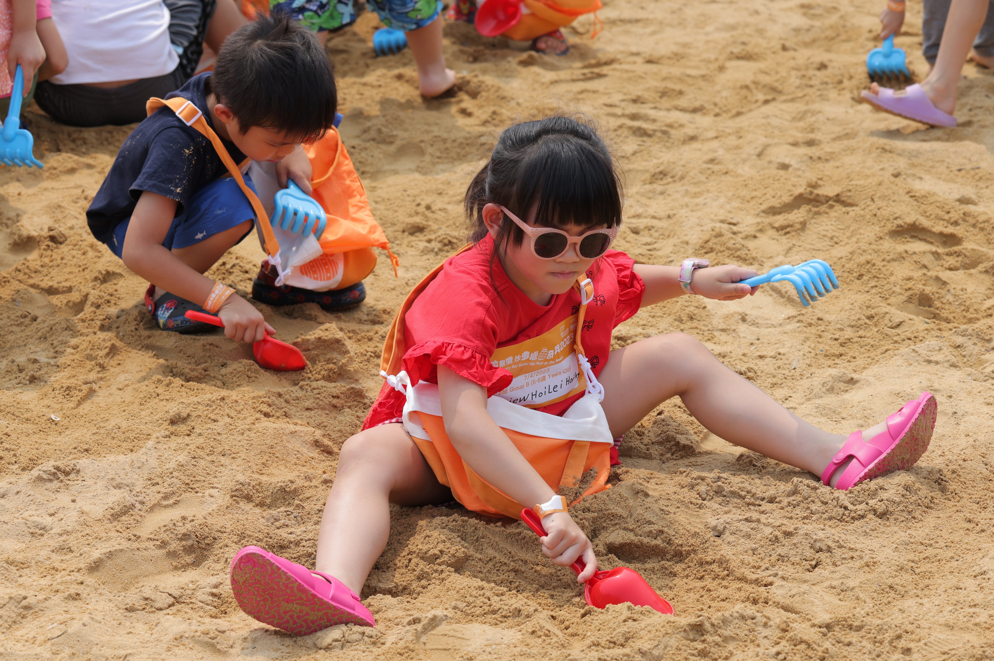 Children take part in the Discovery Bay Easter Egg Hunt on the Beach. Photo: Jelly Tse