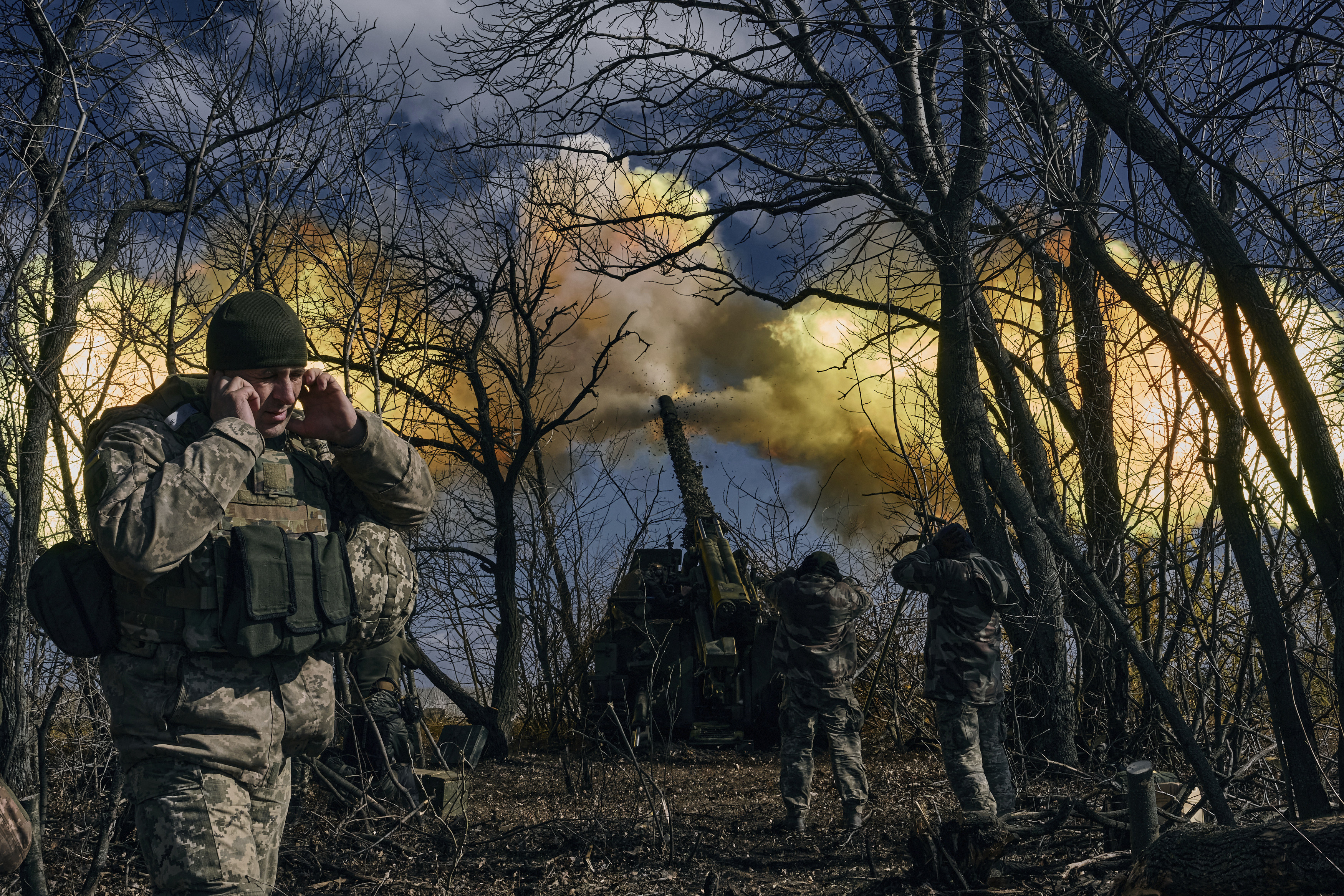 Ukrainian soldiers fire a self-propelled howitzer towards Russian positions near Bakhmut in the Donetsk region on March 5. Photo: AP 