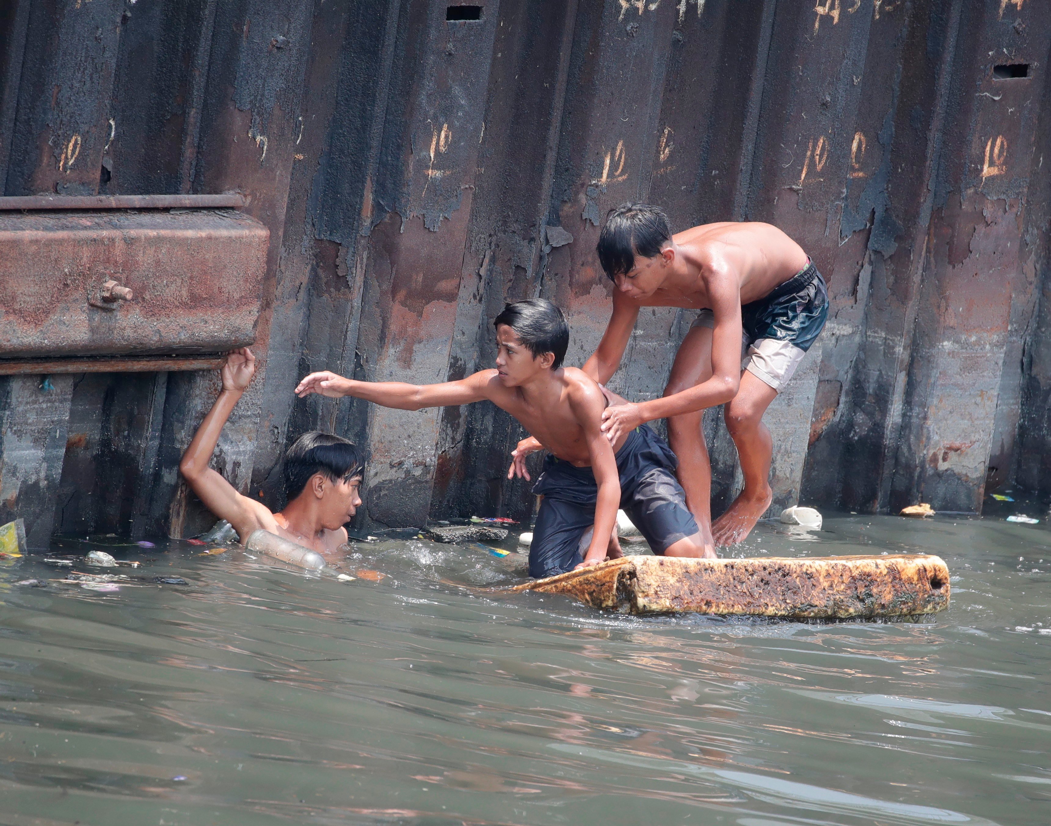 Young Filipinos go for a swim in Manila Bay on Saturday during the Holy Week holiday. Photo: EPA-EFE