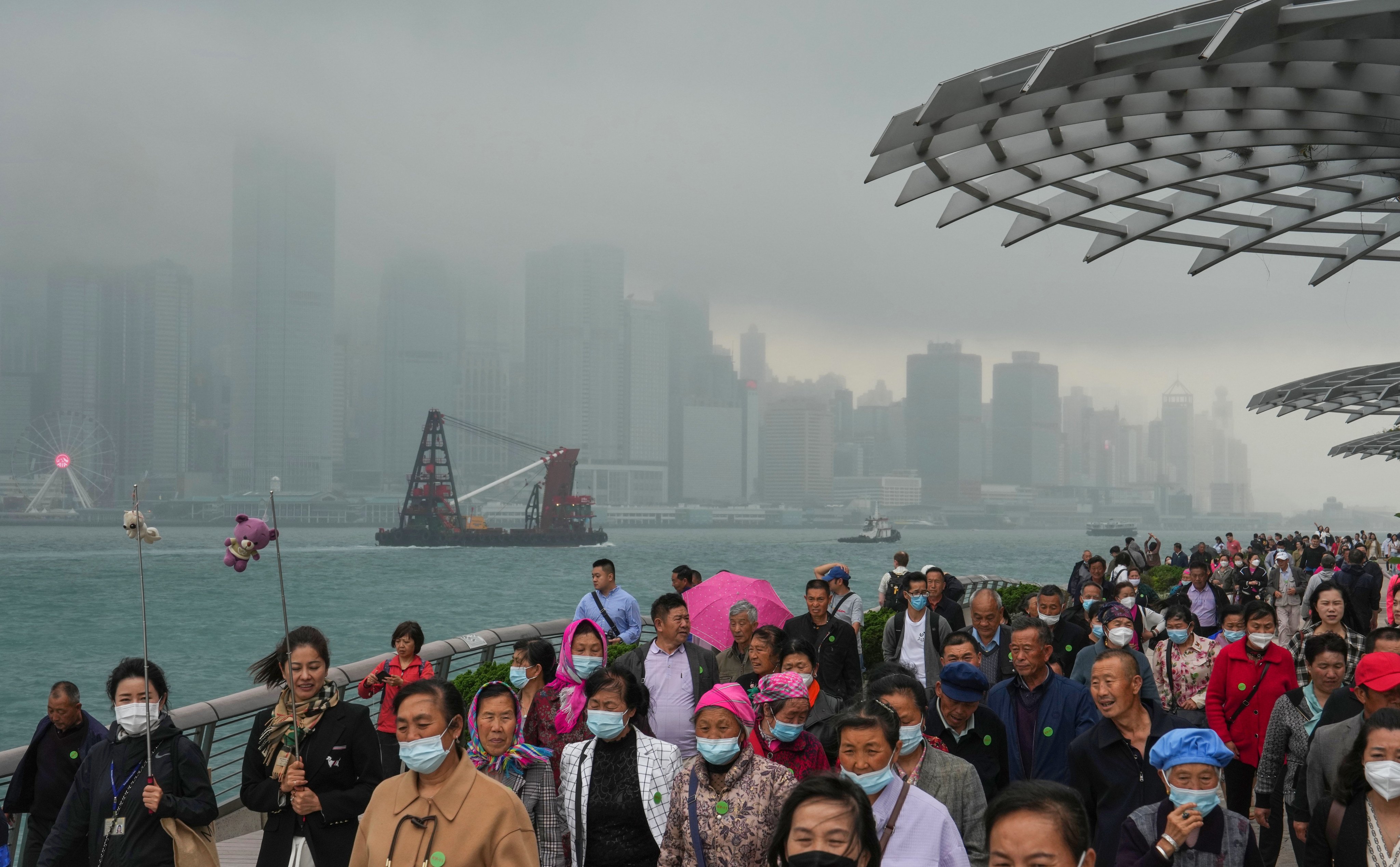 Mainland tourists at the Tsim Sha Tsui waterfront. Photo: Elson Li