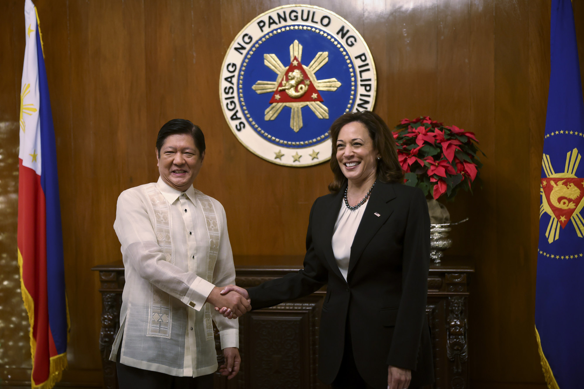 Philippine President Ferdinand Marcos Jnr and US Vice-President Kamala Harris at the presidential palace in Manila on November 21, 2022/ Photo: AP