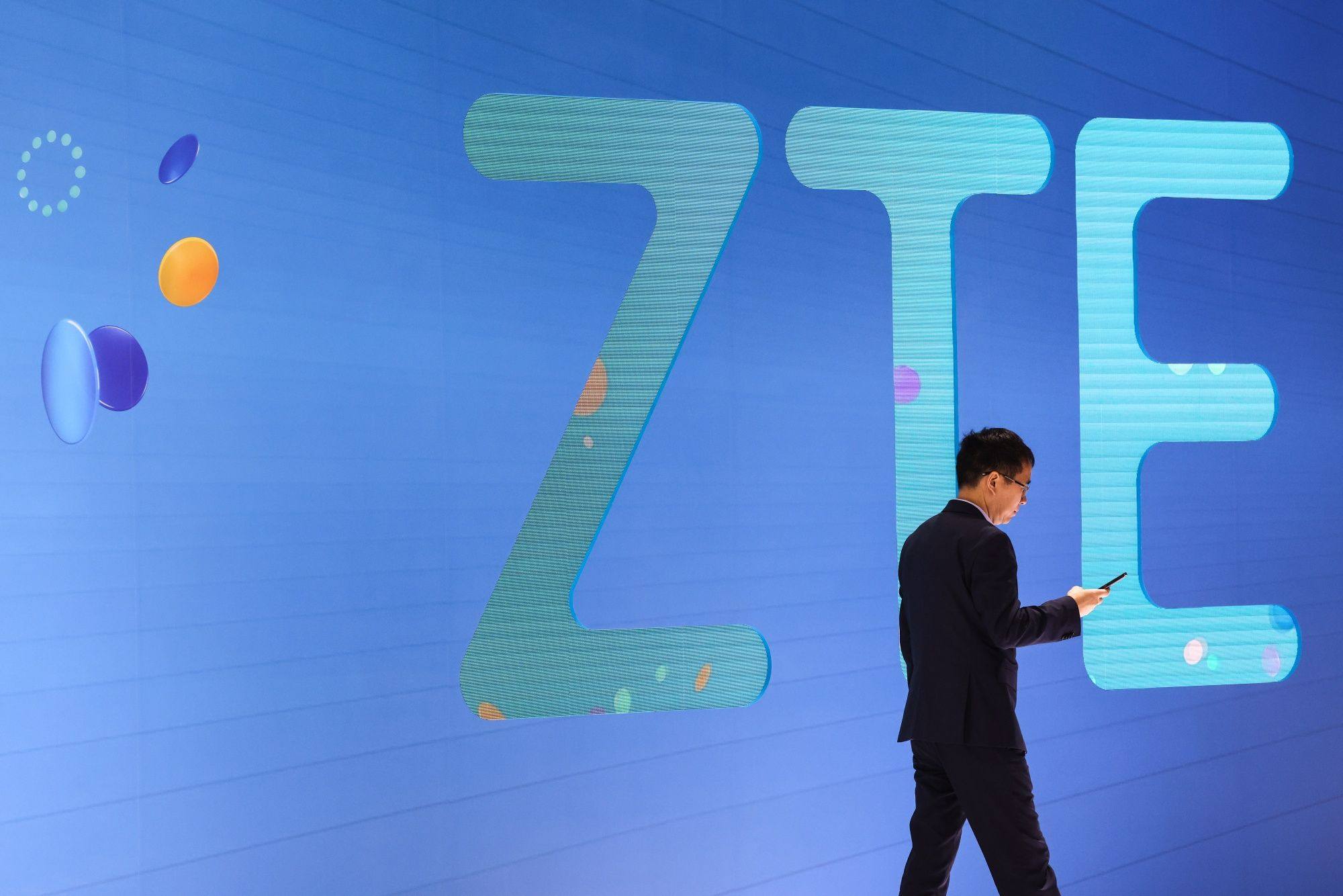 An attendee passes the ZTE booth at the Mobile World Congress in Barcelona, Spain, February 28, 2023. 
Photo: Bloomberg