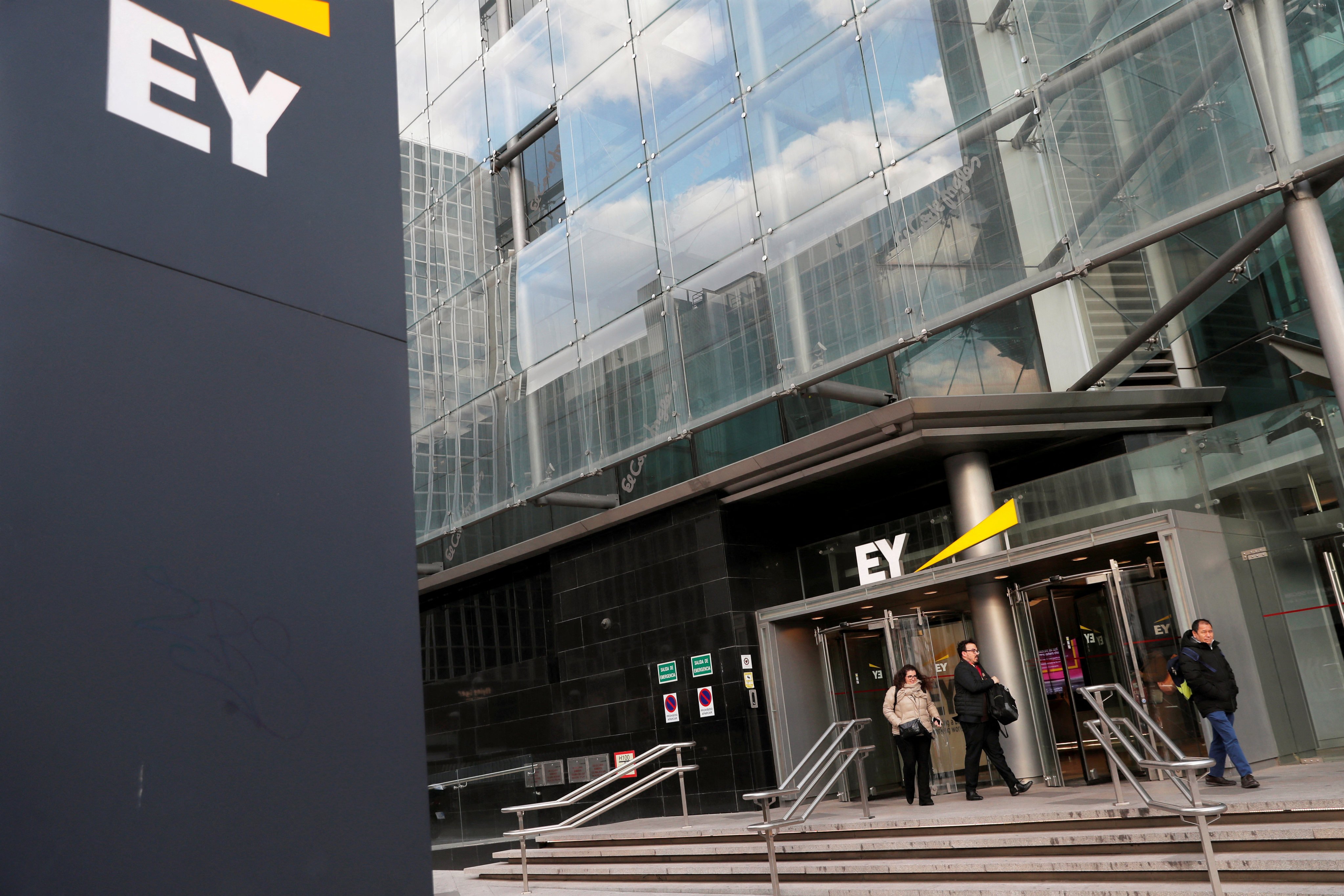 EY has called off a plan to break up its audit and consulting units, slamming the brakes on a proposed overhaul of its businesses. Photo: Reuters