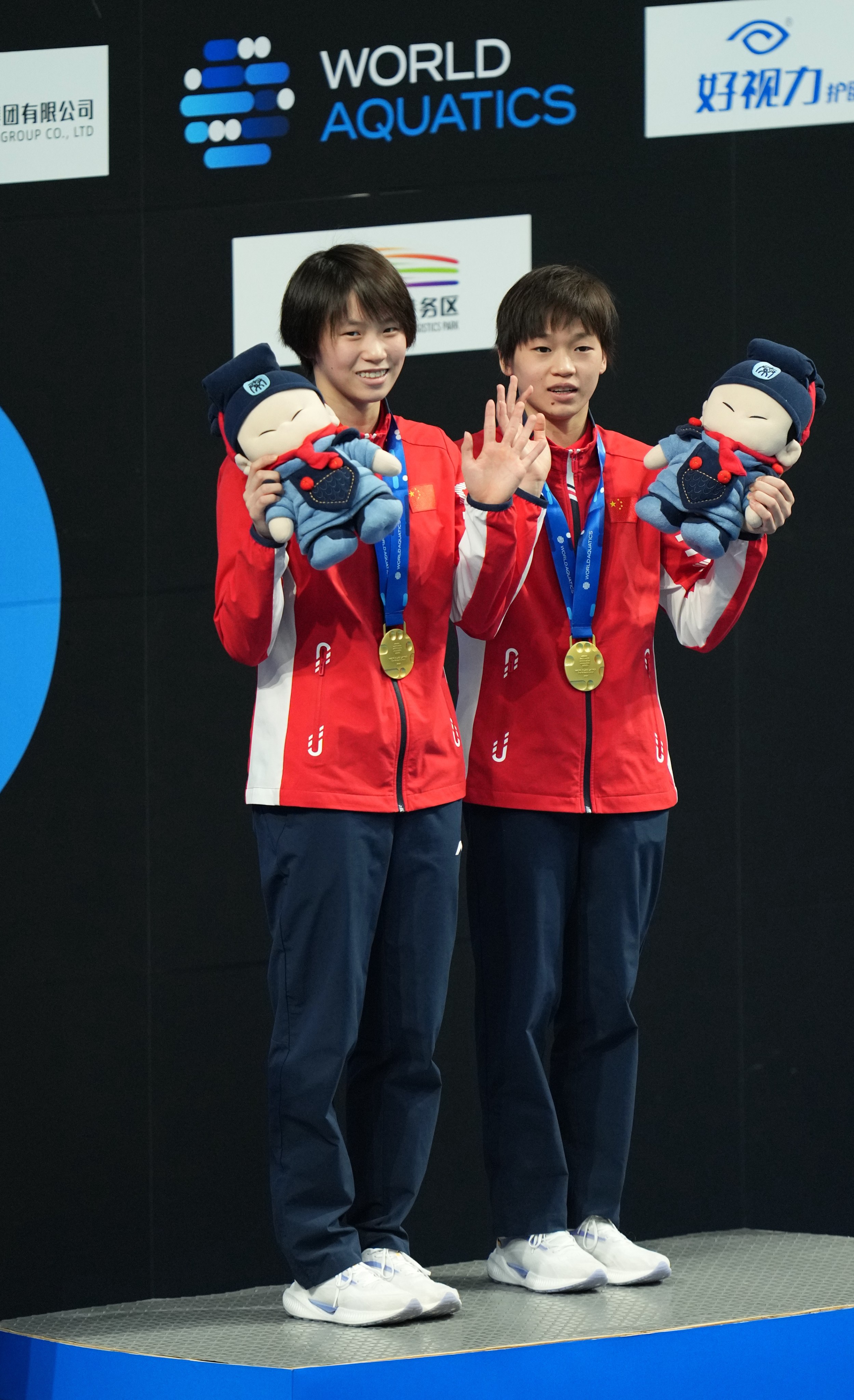 Quan Hongchan (right) and Chen Yuxi of China pose during the medal ceremony after the Women’s 10m Synchronised final at the FINA Diving World Cup in Xian. Photo: Xinhua