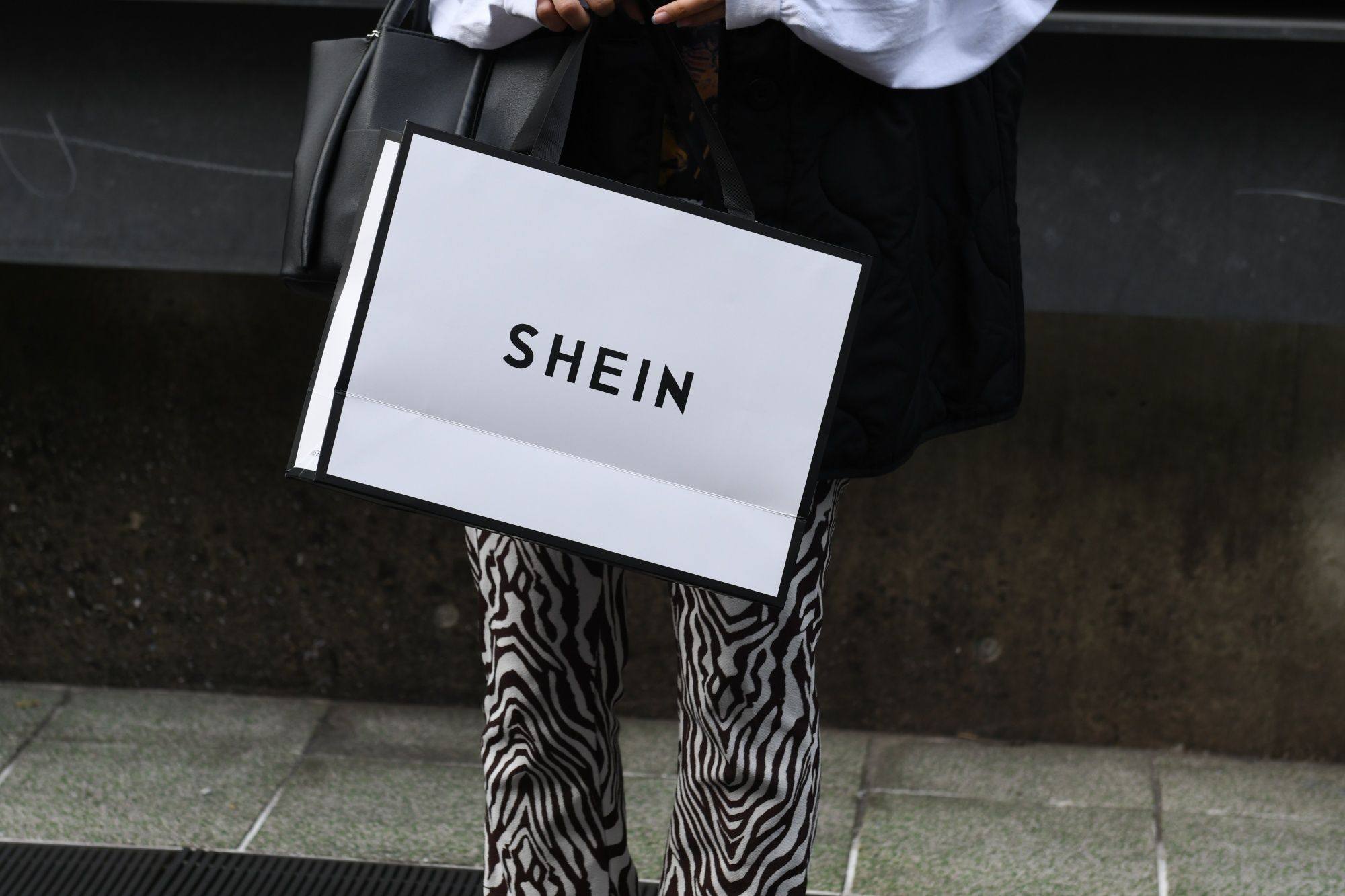 A customer holds a Shein bag outside its Tokyo showroom, Nov. 13, 2022. Photo: Bloomberg