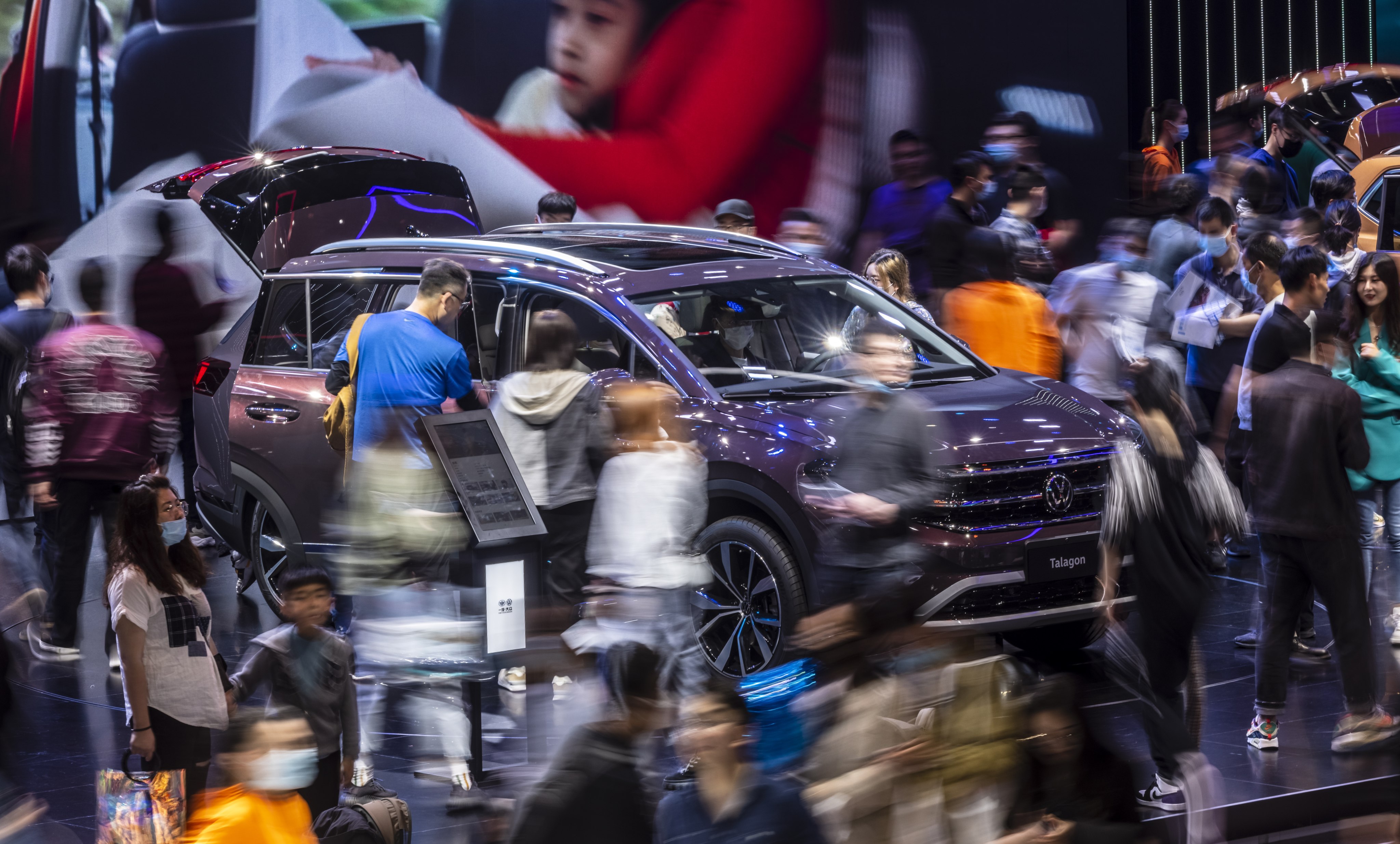 A long exposure photo shows people looking at the cars on display at Shanghai Auto Show at the previous event in April 2021. This year’s show runs for 10 days from April 18 to April 27. Photo: EPA-EFE