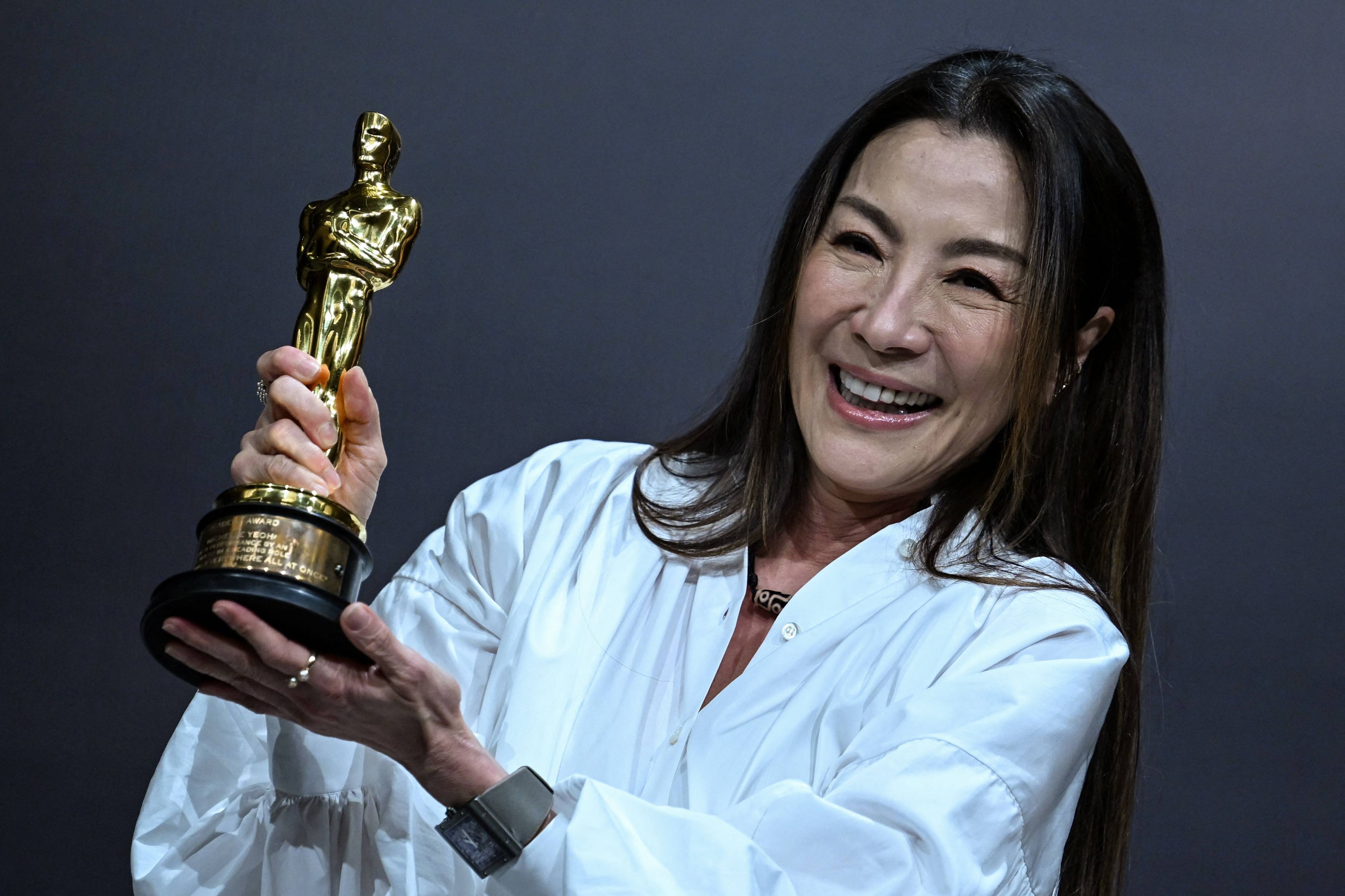 Malaysian actress Michelle Yeoh poses with the Oscar for Best Actress in a Leading Role for “Everything Everywhere All at Once” during a press conference in Kuala Lumpur on April 18, 2023. Photo: AFP