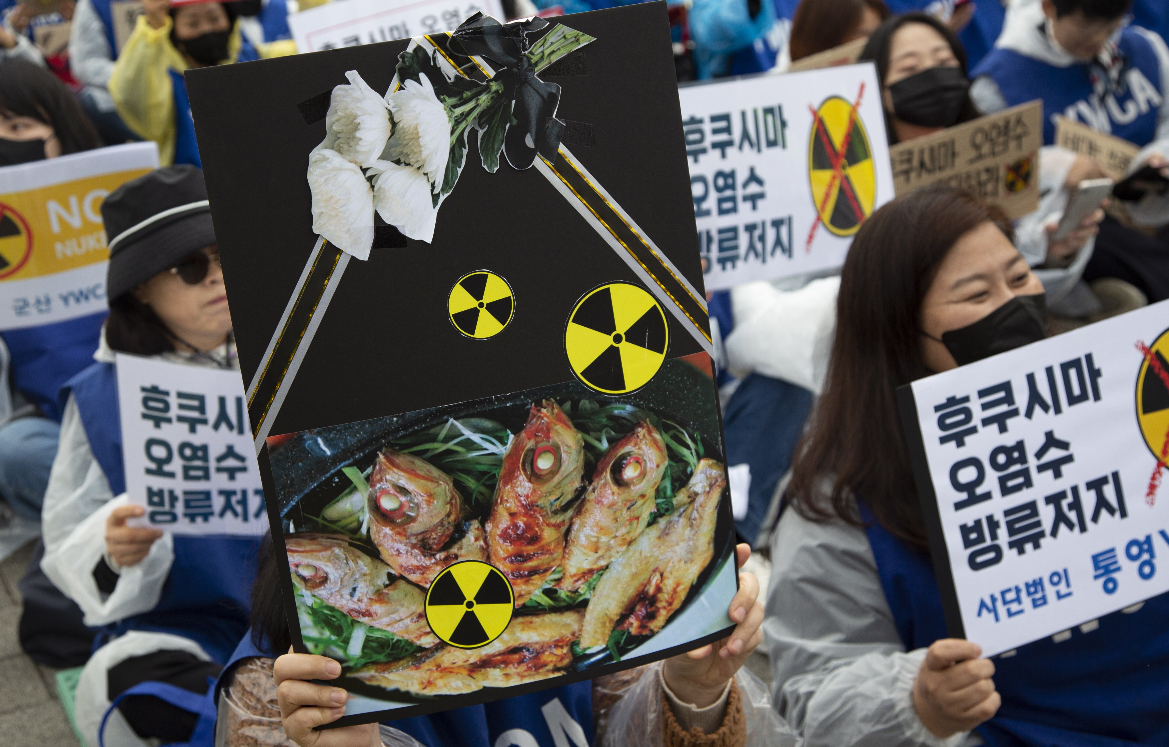 Members of the Young Women’s Christian Association in Seoul hold banners reading “No Fukushima radioactive water”. Photo: EPA-EFE