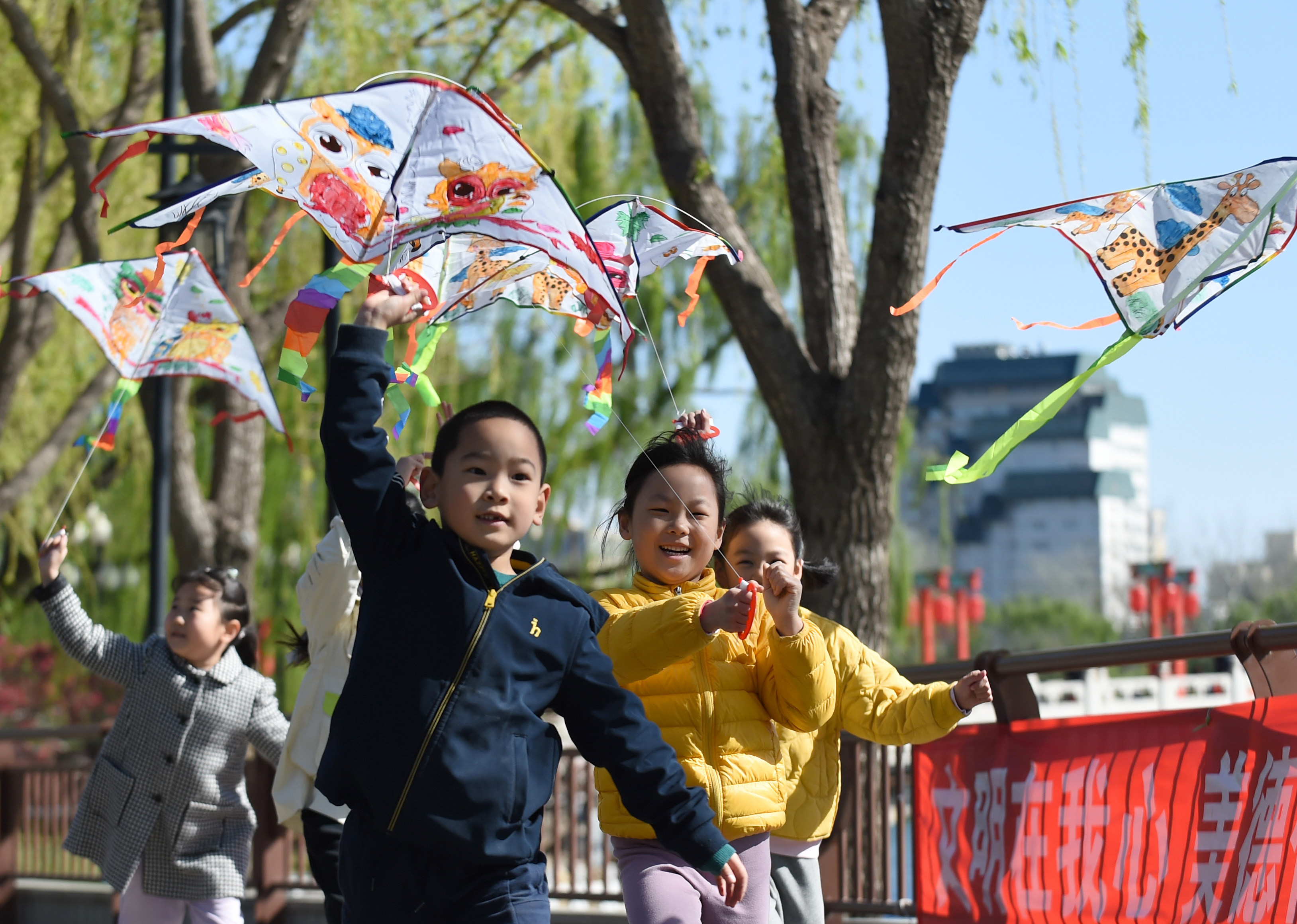 Children fly kites in Beijing. The UN says the world should think much more about women’s right to choose when or if to have children. Photo: Xinhua