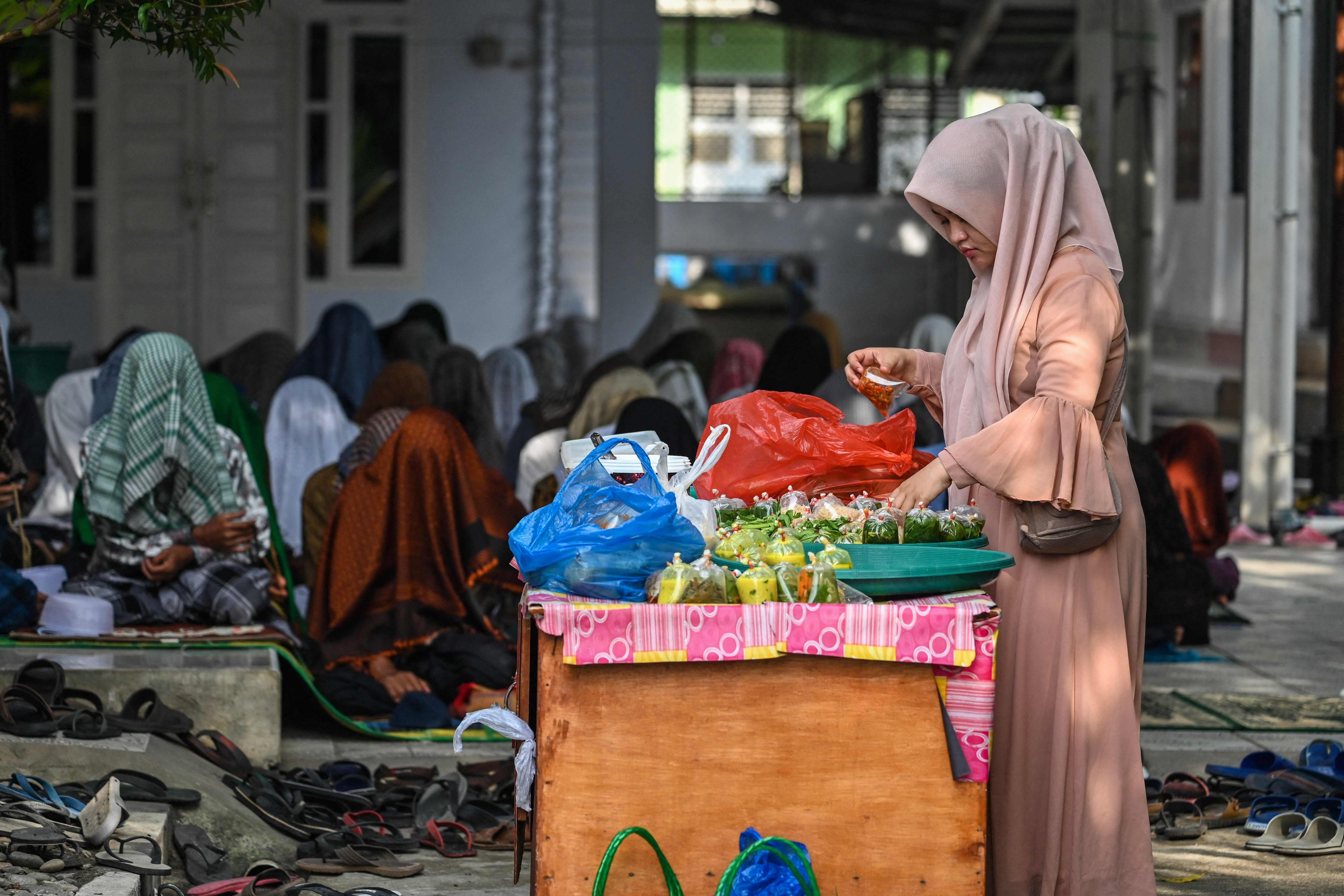 A vendor sells food for the fast-breaking Iftar meal in Labuhan Haji, Indonesia’s southern Aceh province. Photo: AFP 