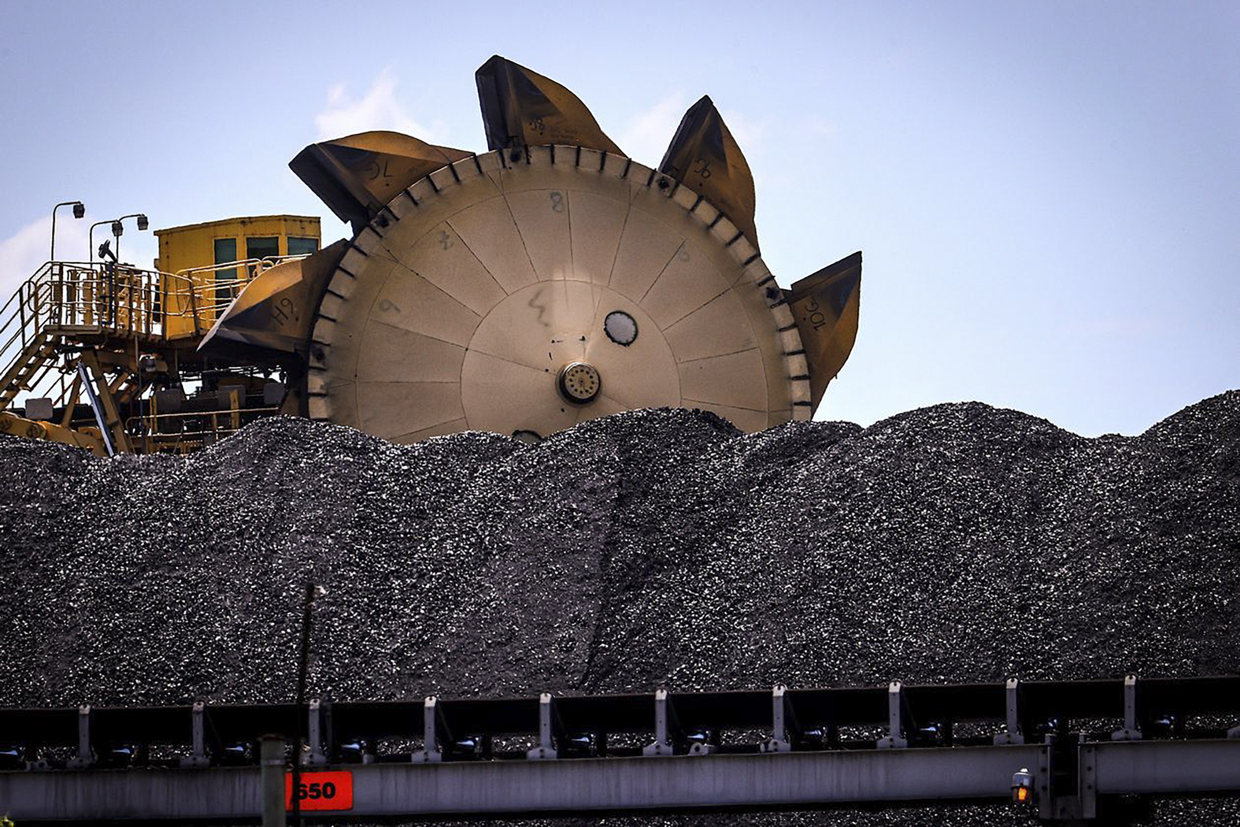 A thawing of ties started last year, with coal the first in a range of Australian products – lobsters, wine, logs, cotton and barley – that has been allowed to return to China without an official announcement by Beijing. Photo: Bloomberg