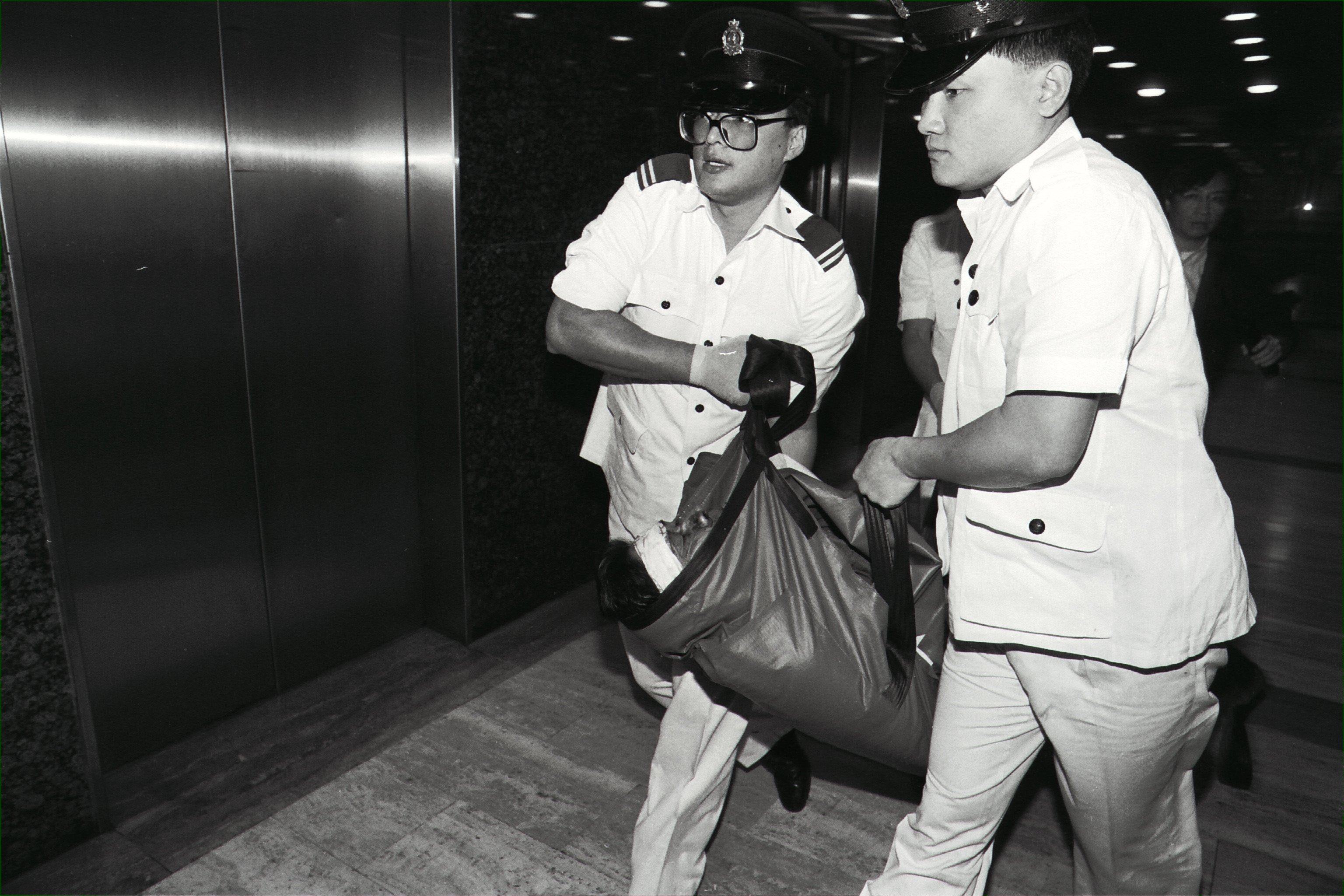 Ambulancemen rush Chinese martial arts actor Jet Li’s manager Choi Chi-ming to hospital after he was fatally shot in 1992 near his office in Hong Kong, in what police suspected was an underworld contract assassination. Choi had links to a 14K criminal gang. Photo: SCMP