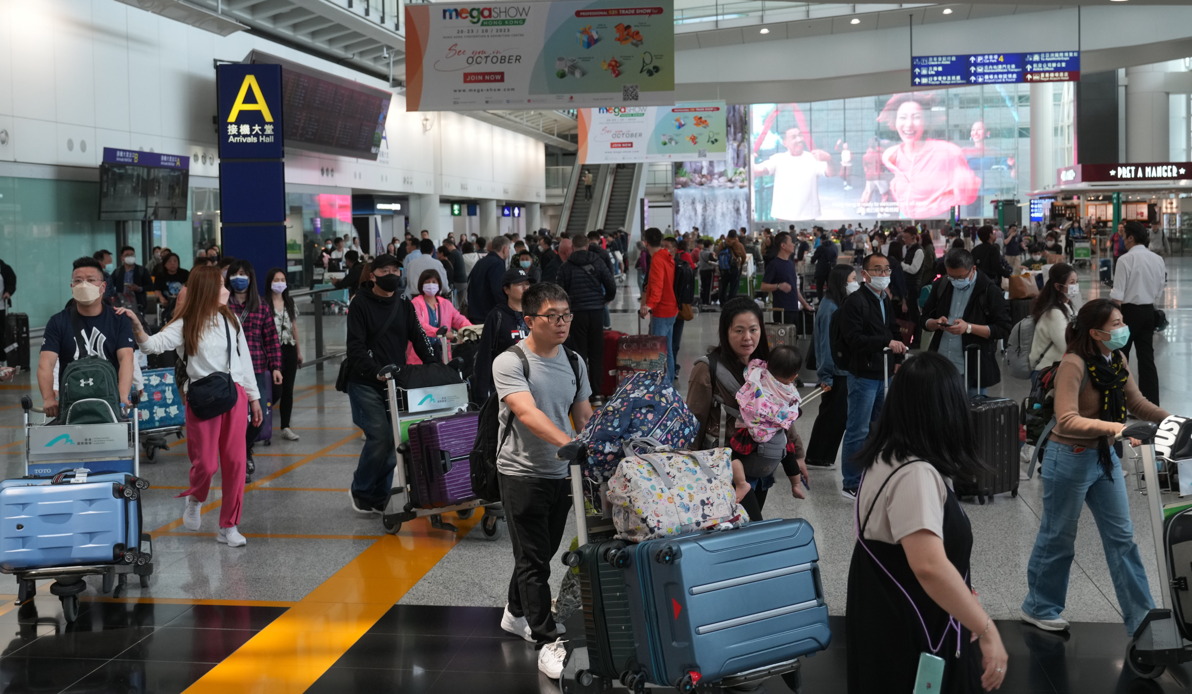 Airport Authority says 32 per cent of 78,000 staff working at airport had left industry by the end of last year. Photo: Sam Tsang