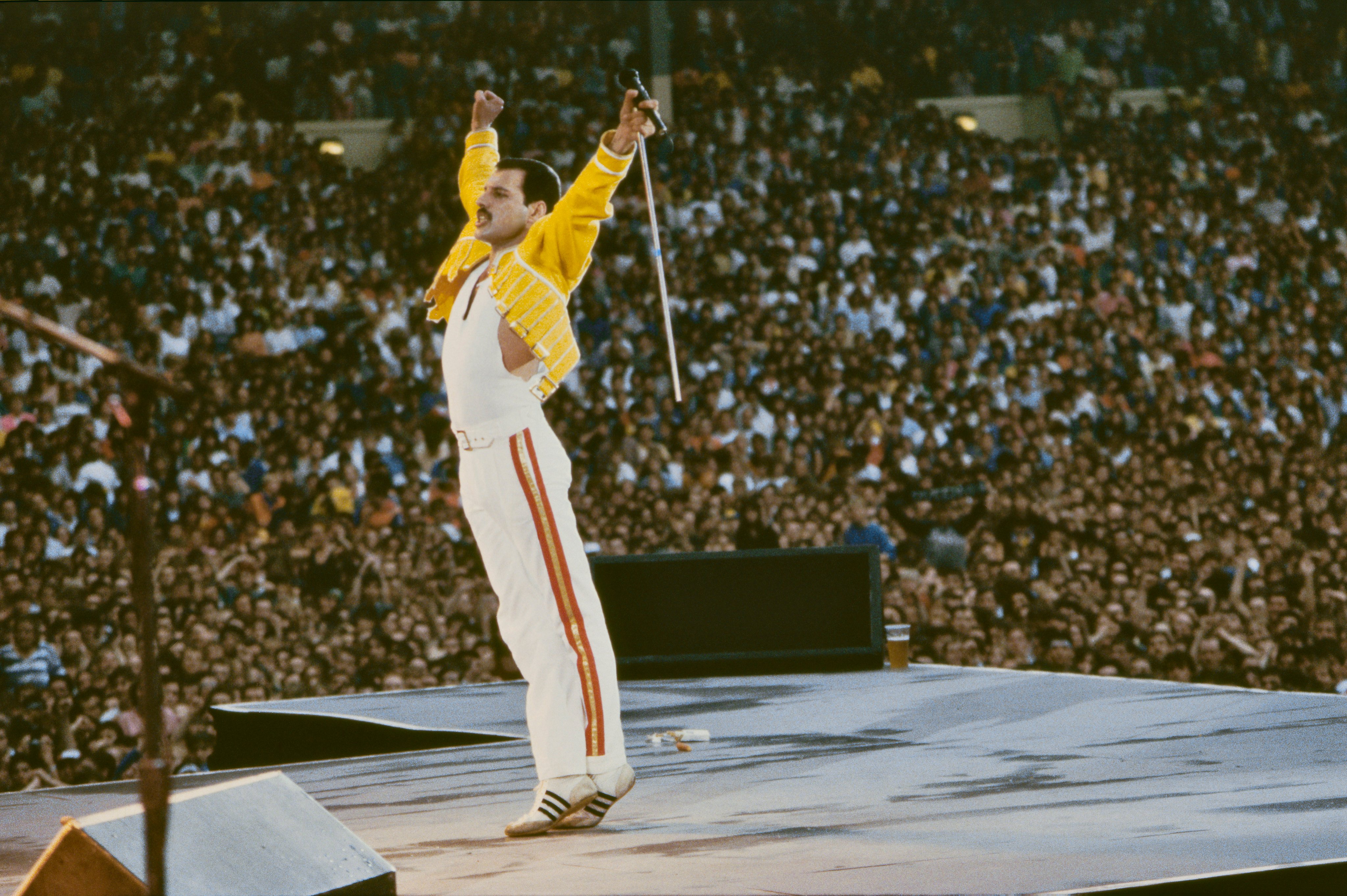 Концерт квин на стадионе. Фредди Меркьюри Wembley 1986. Queen Уэмбли 1986. Фредди Меркьюри концерт Уэмбли 1986. Фредди Меркьюри концерт 1986.