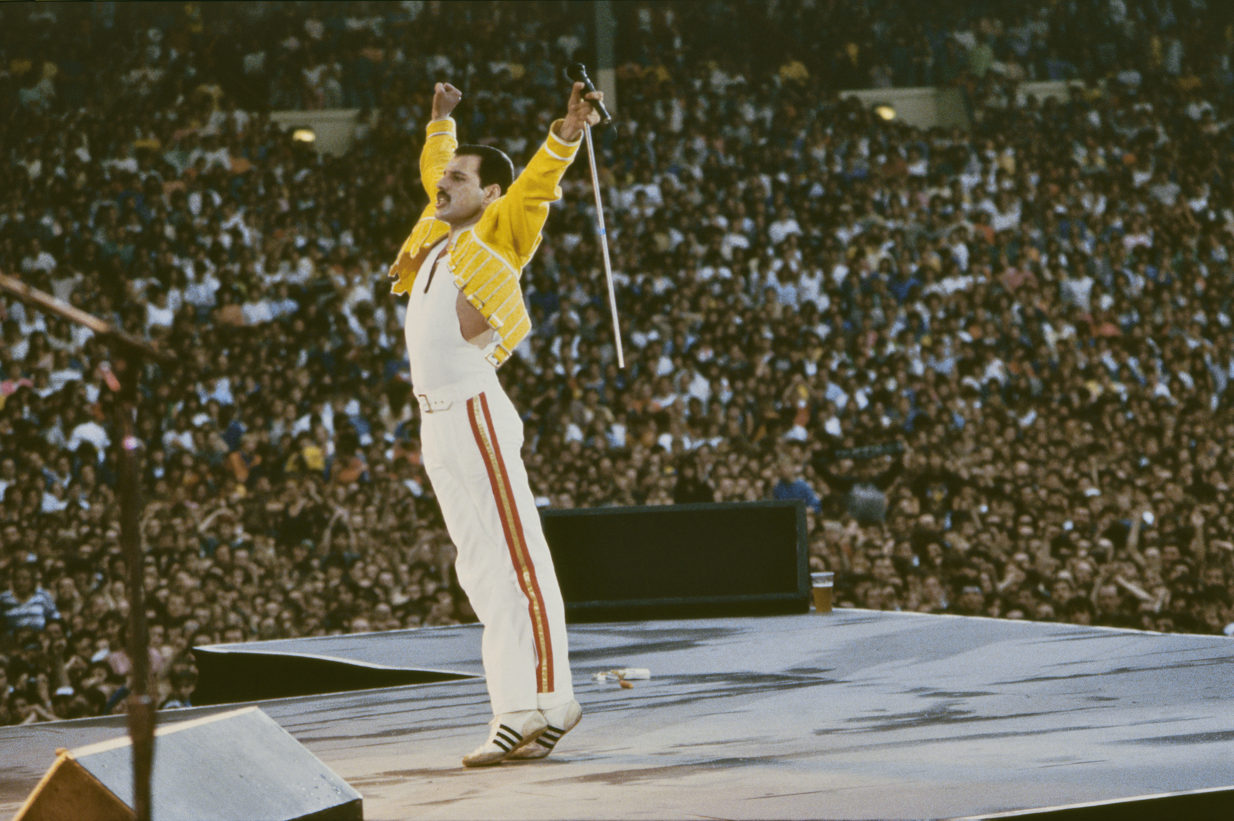 Концерт квин на стадионе. Фредди Меркьюри Wembley 1986. Queen Уэмбли 1986. Фредди Меркьюри концерт Уэмбли 1986. Фредди Меркьюри концерт 1986.