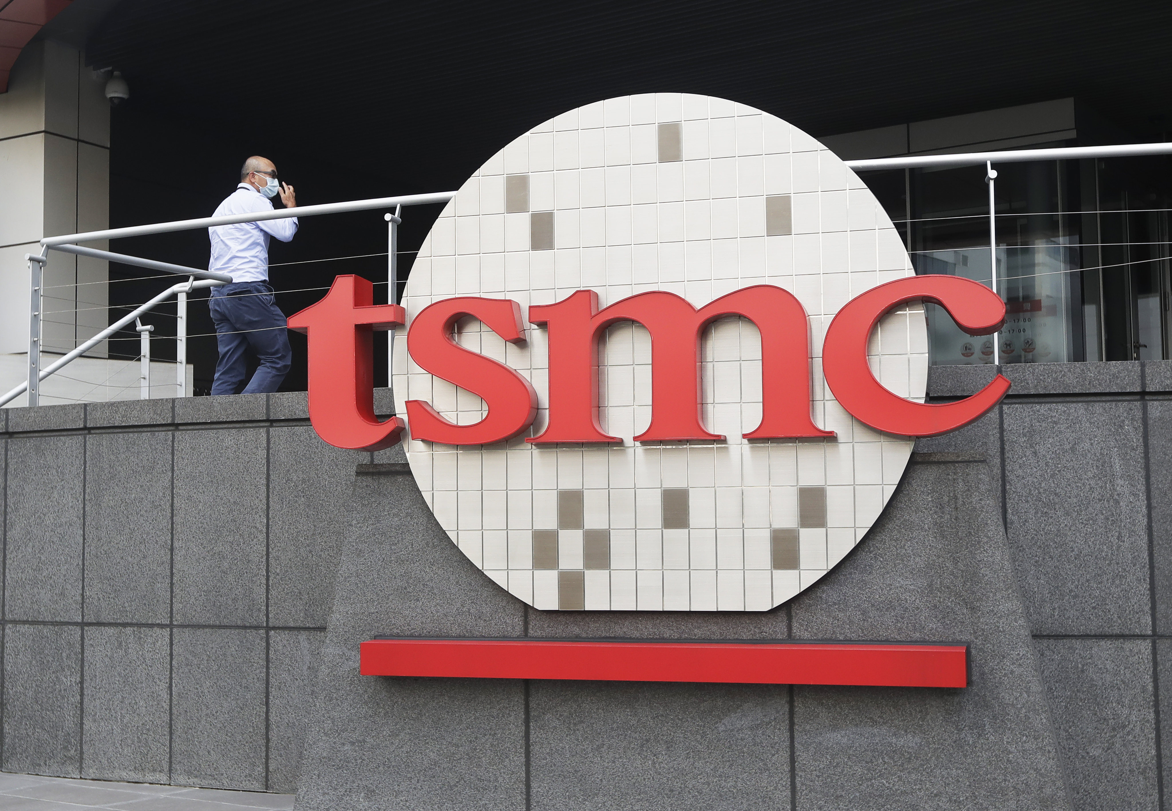 A person walks into the Taiwan Semiconductor Manufacturing Company headquarters in Hsinchu, Taiwan, on October 20, 2021. Photo: AP