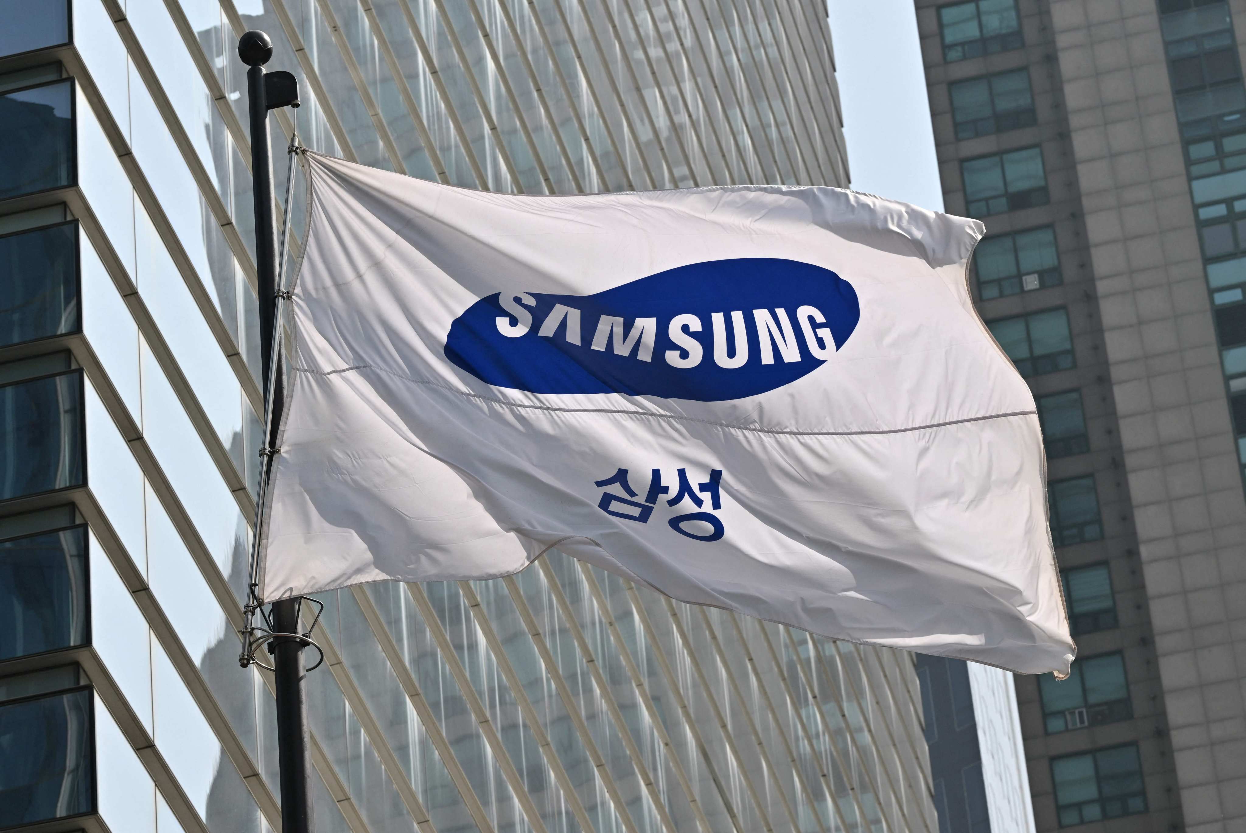 A Samsung Electronics flag flutters outside the company’s Seocho building in Seoul on April 27, 2023. Photo: AFP