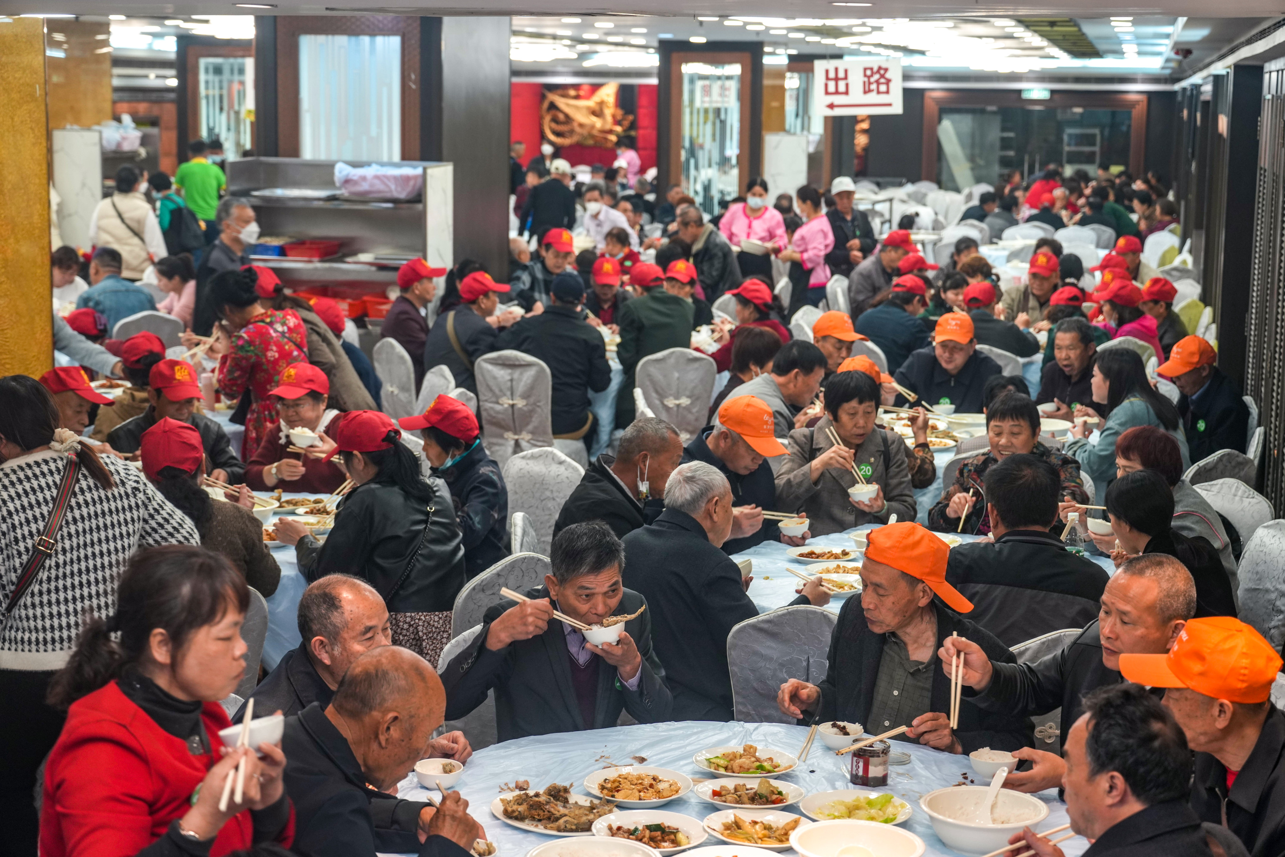 Mainland tourist groups dine at a Hong Kong restaurant. Photo: Sam Tsang