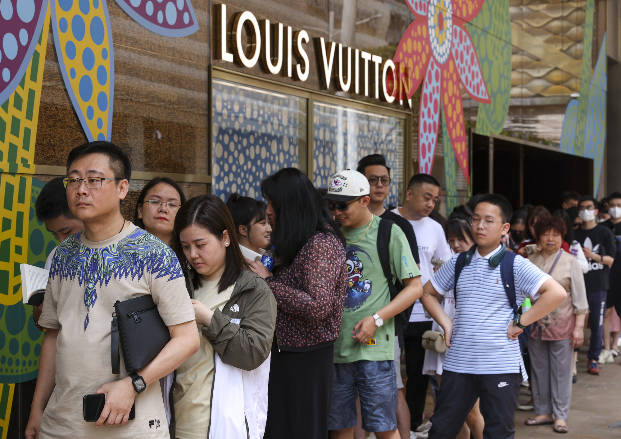 Is there a real need to queue outside Louis Vuitton? photo - Fong Lam  photos at