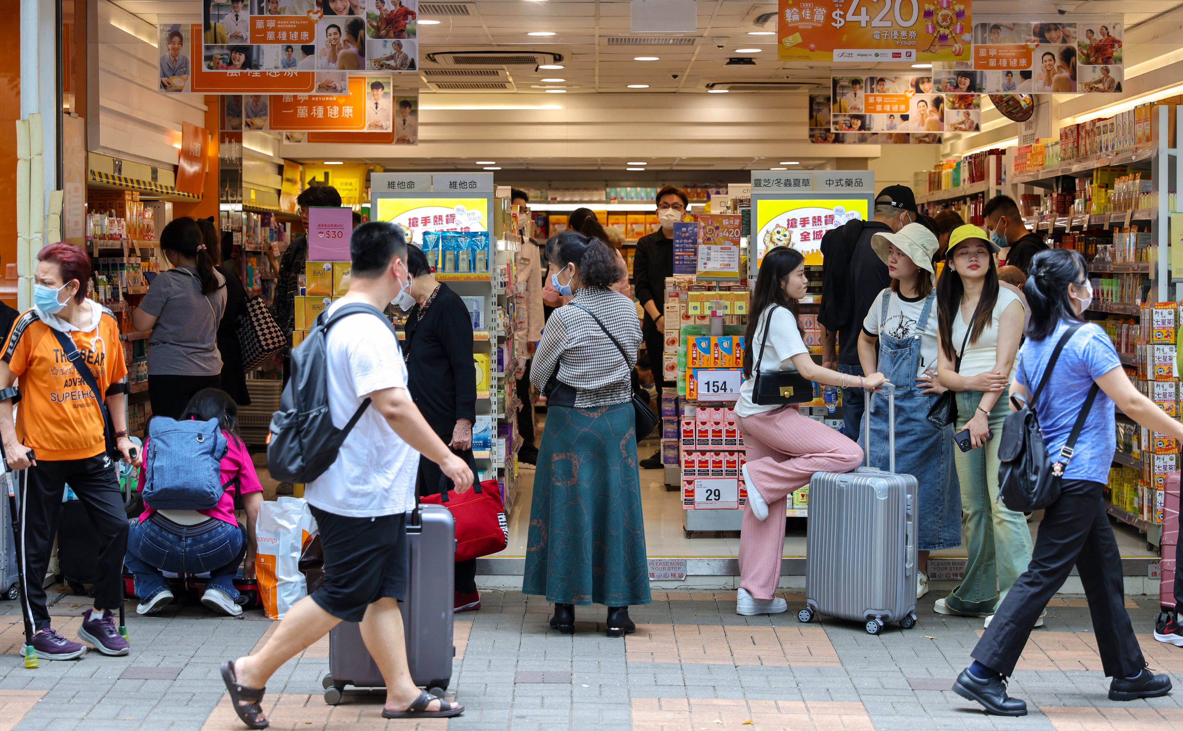 Visitors shop in Tsim Sha Tsui on the first day of the “golden week” holiday. Photo: Yik Yeung-man