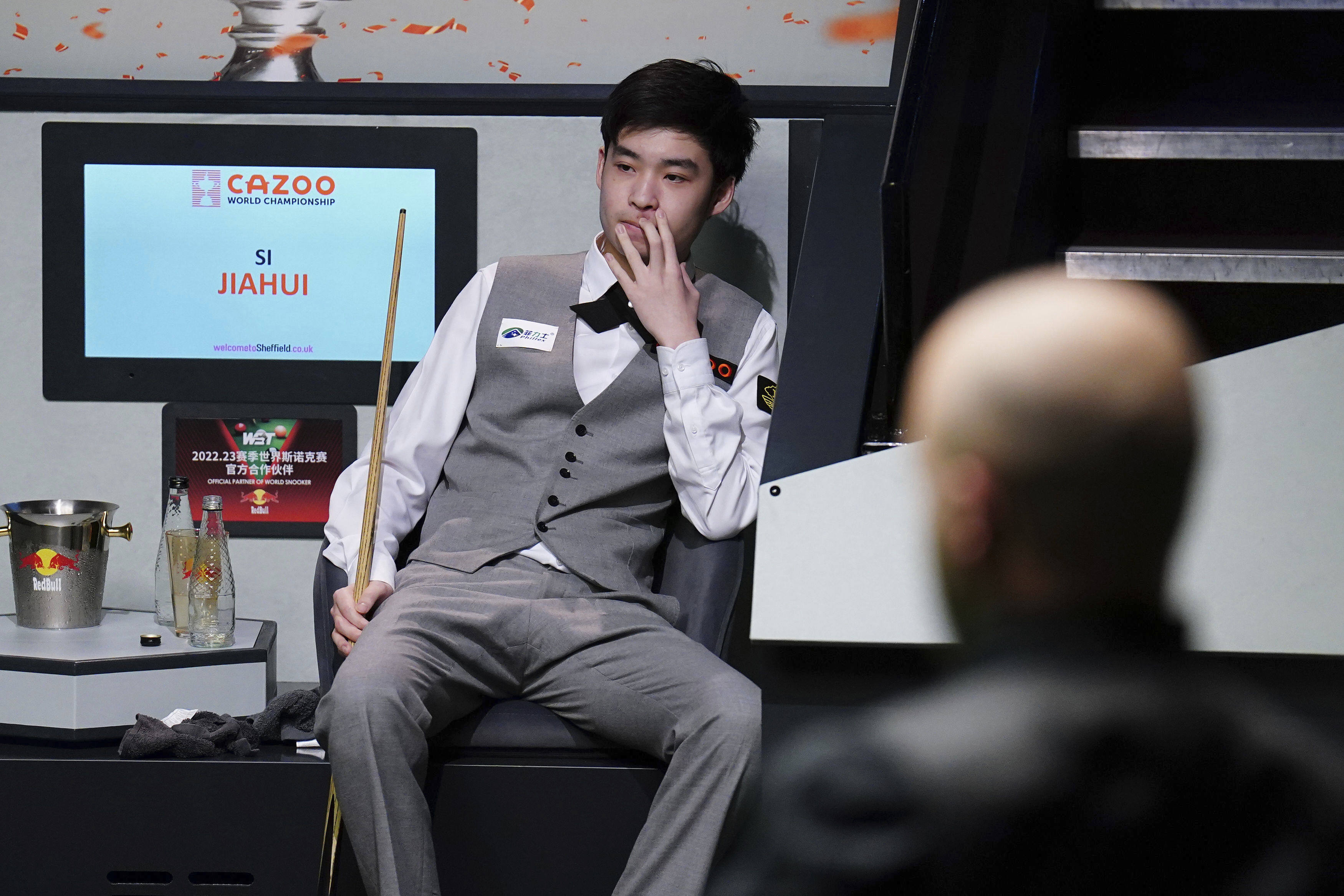 A dejected Si Jiahui watches as Luca Brecel wins another frame at the World Snooker Championship. Photo: AP