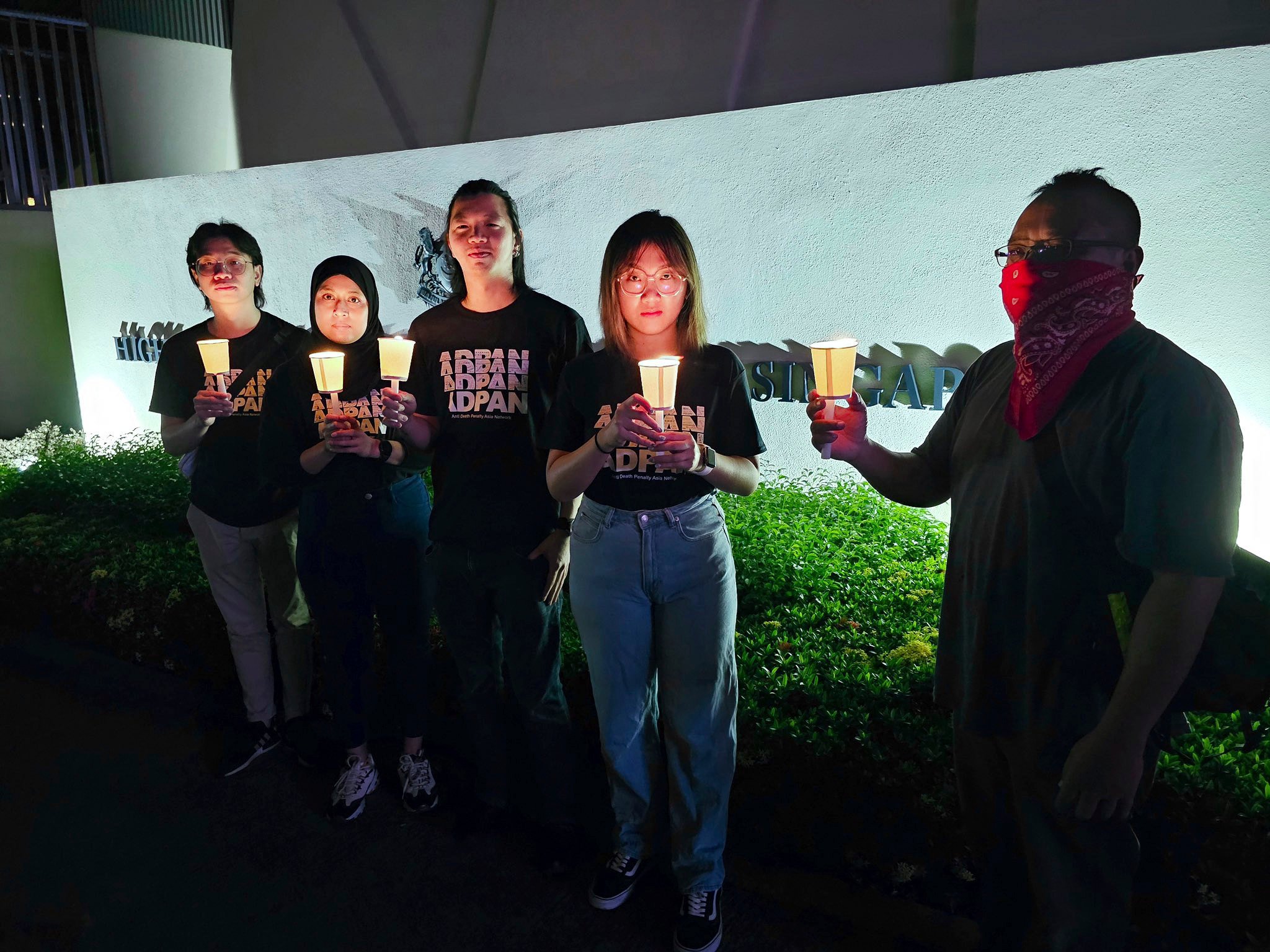 Anti-death penalty activists hold candles outside Singapore embassy in Kuala Lumpur, Malaysia, on April 26. Photo: ADPAN via AP