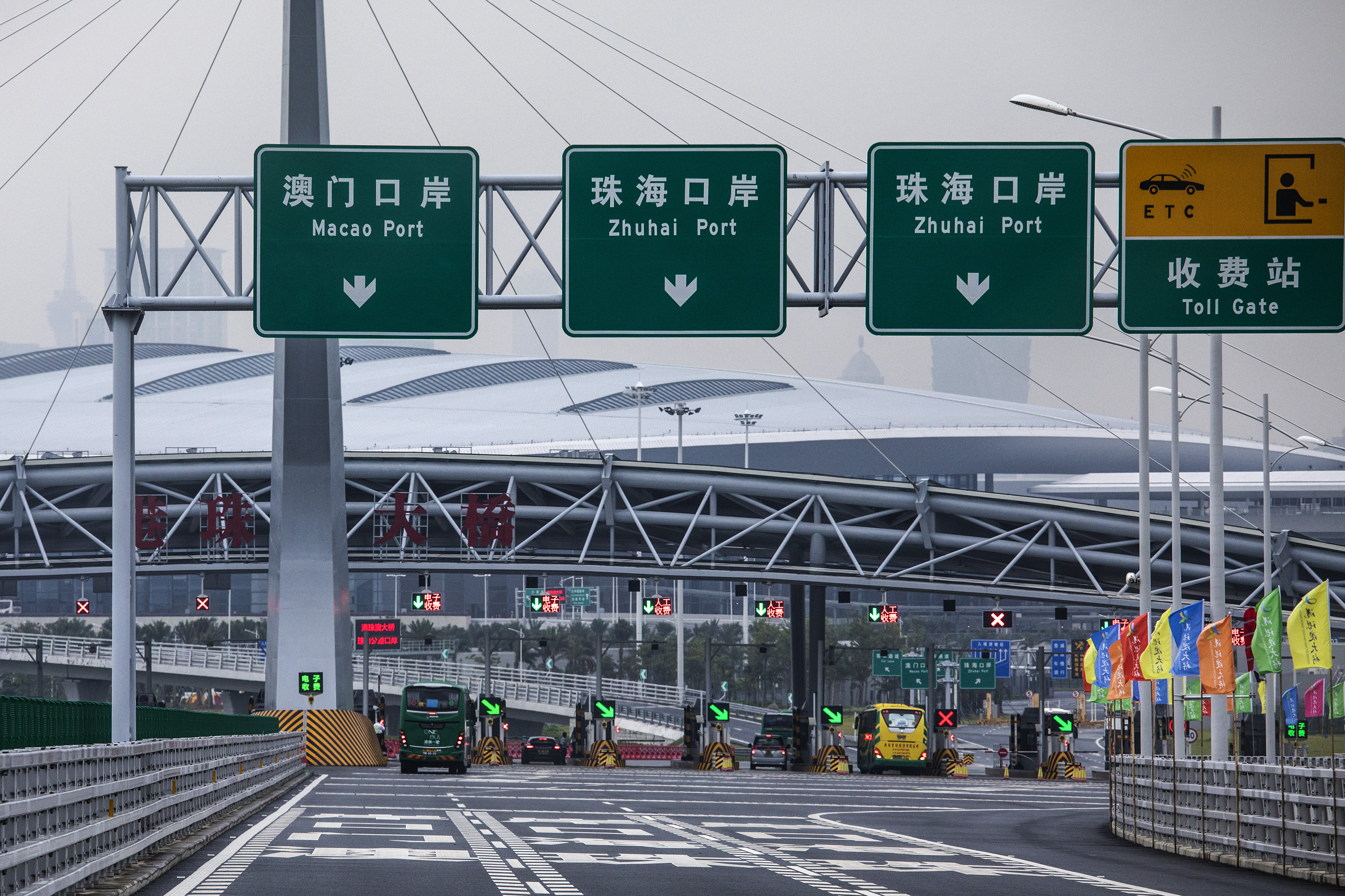 Hong Kong must prevent bottlenecks emerging in its coming scheme allowing motorists to more easily cross into mainland China, critics have warned. Photo: Bloomberg