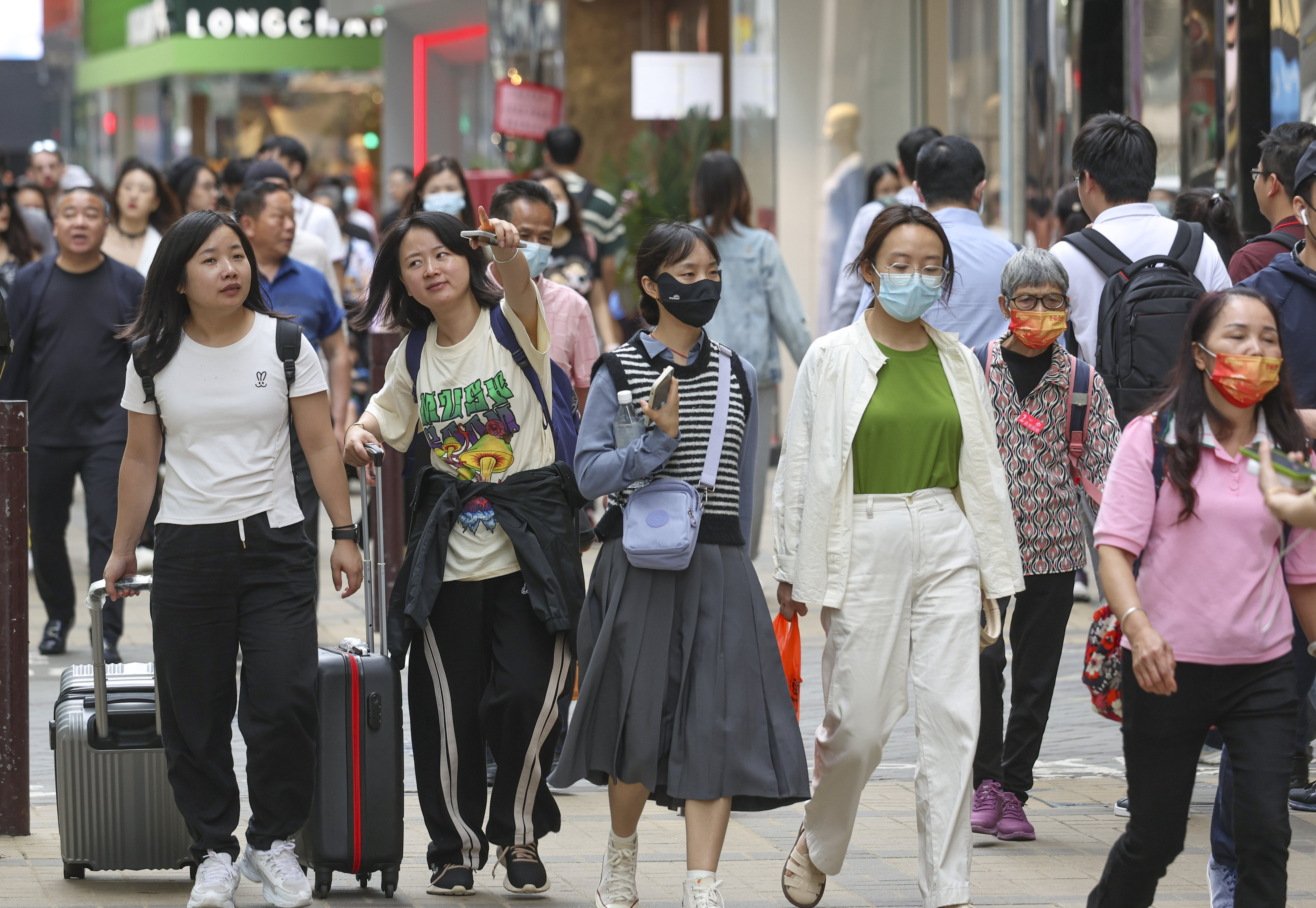 Immigration Department statistics showed about 451,331 visitors from the mainland came to the city between last Saturday and Monday this week. Photo: Yik Yeung-man